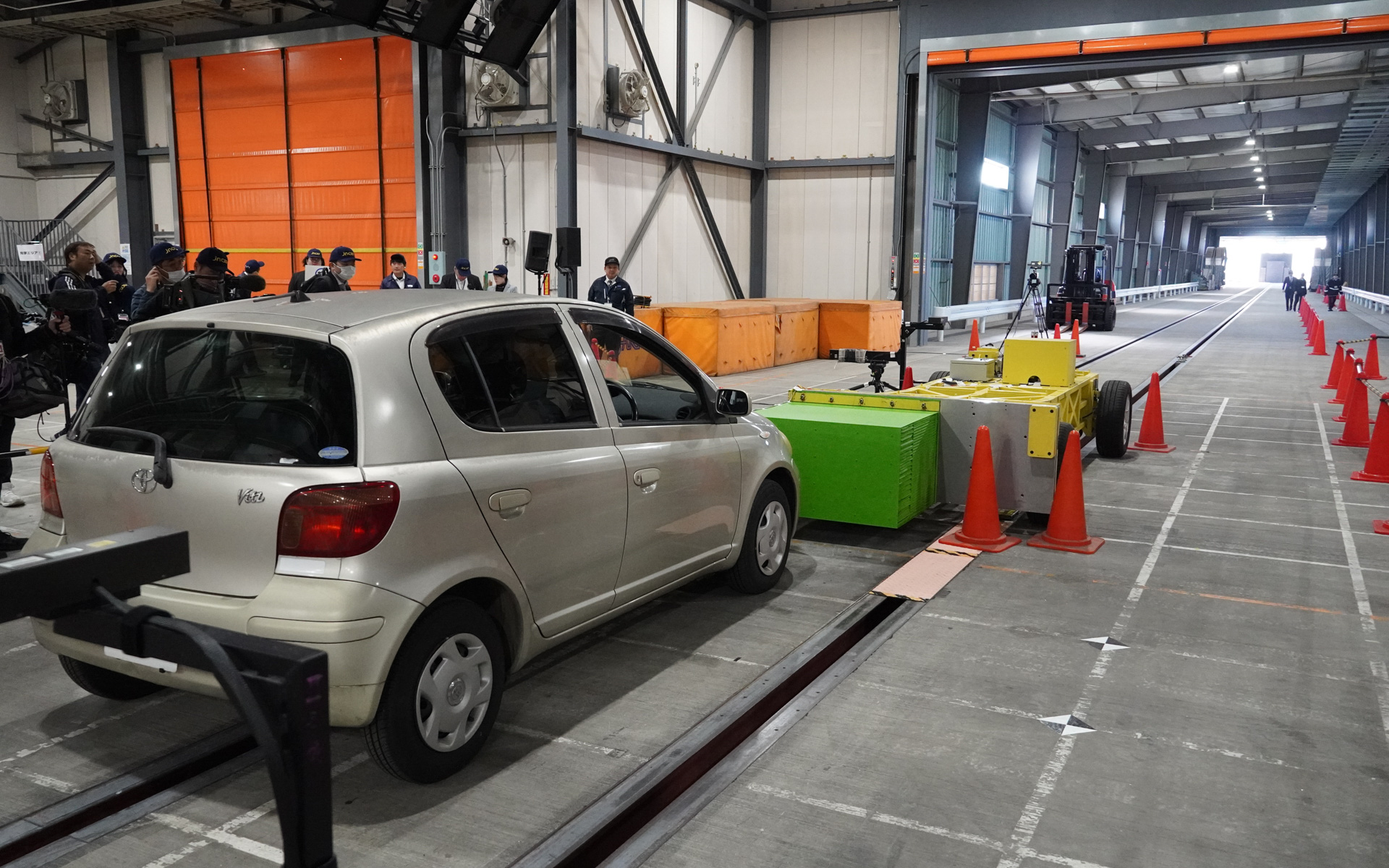 JARI つくば研究所 衝突実験棟では、床の溝内のワイヤーでクルマや台車を引き、衝突させる実験を行なう。今回はこの前方と後方の両側から加速させてこの場所で衝突させた