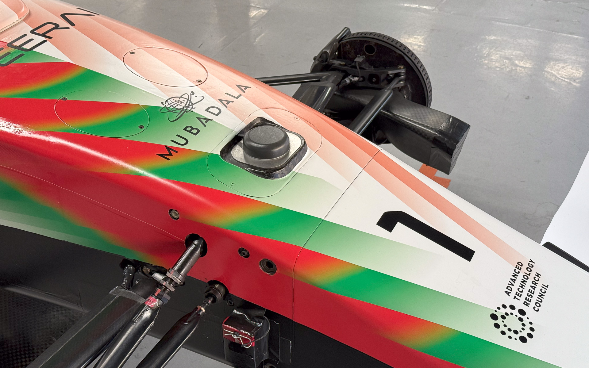 自動運転フォーミュラカーに取り付けられたセンサー類