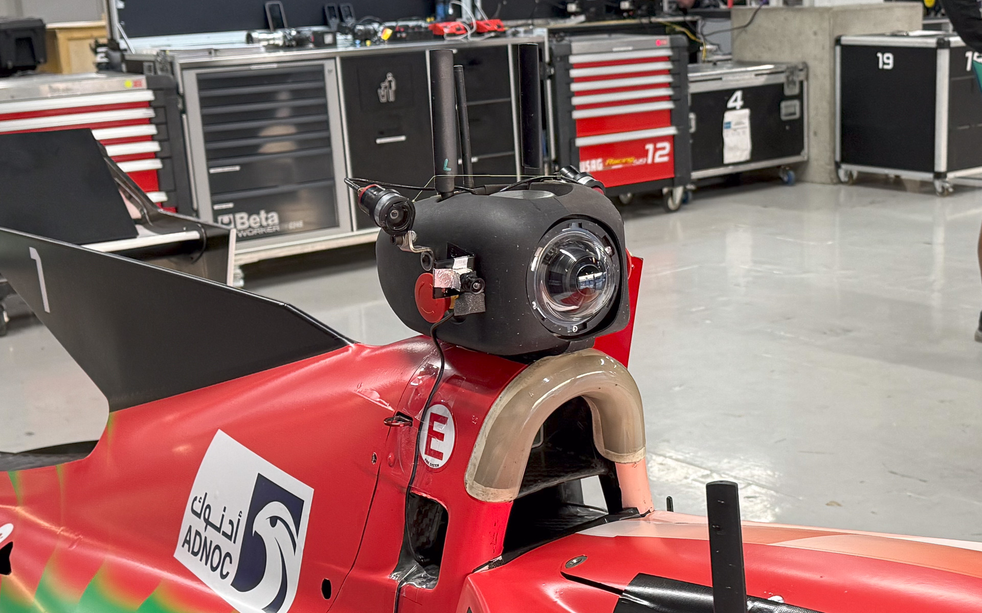 超広角レンズ採用と思われる自動運転フォーミュラカーのメインカメラ。無線用のアンテナも取り付けられている