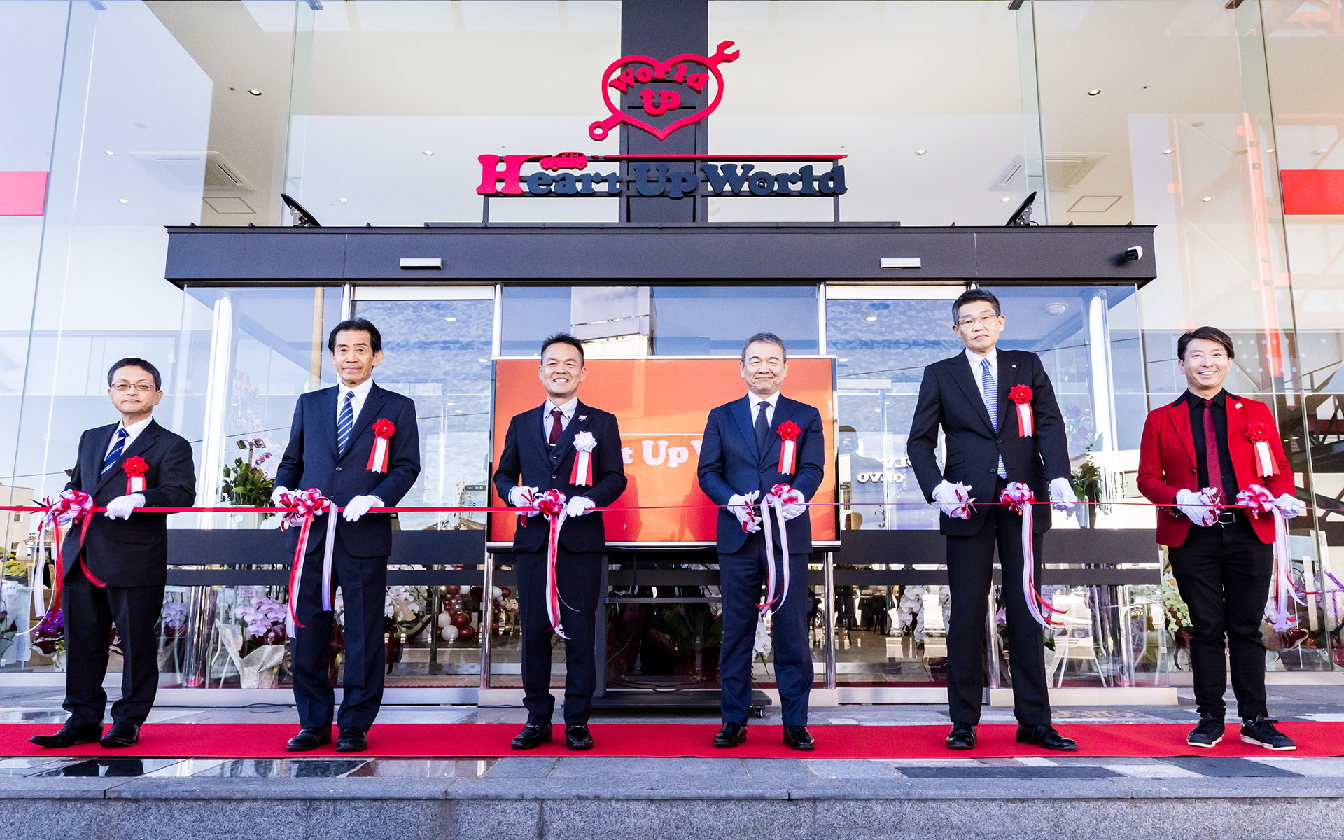 オープニングセレモニーでのテープカットを実施