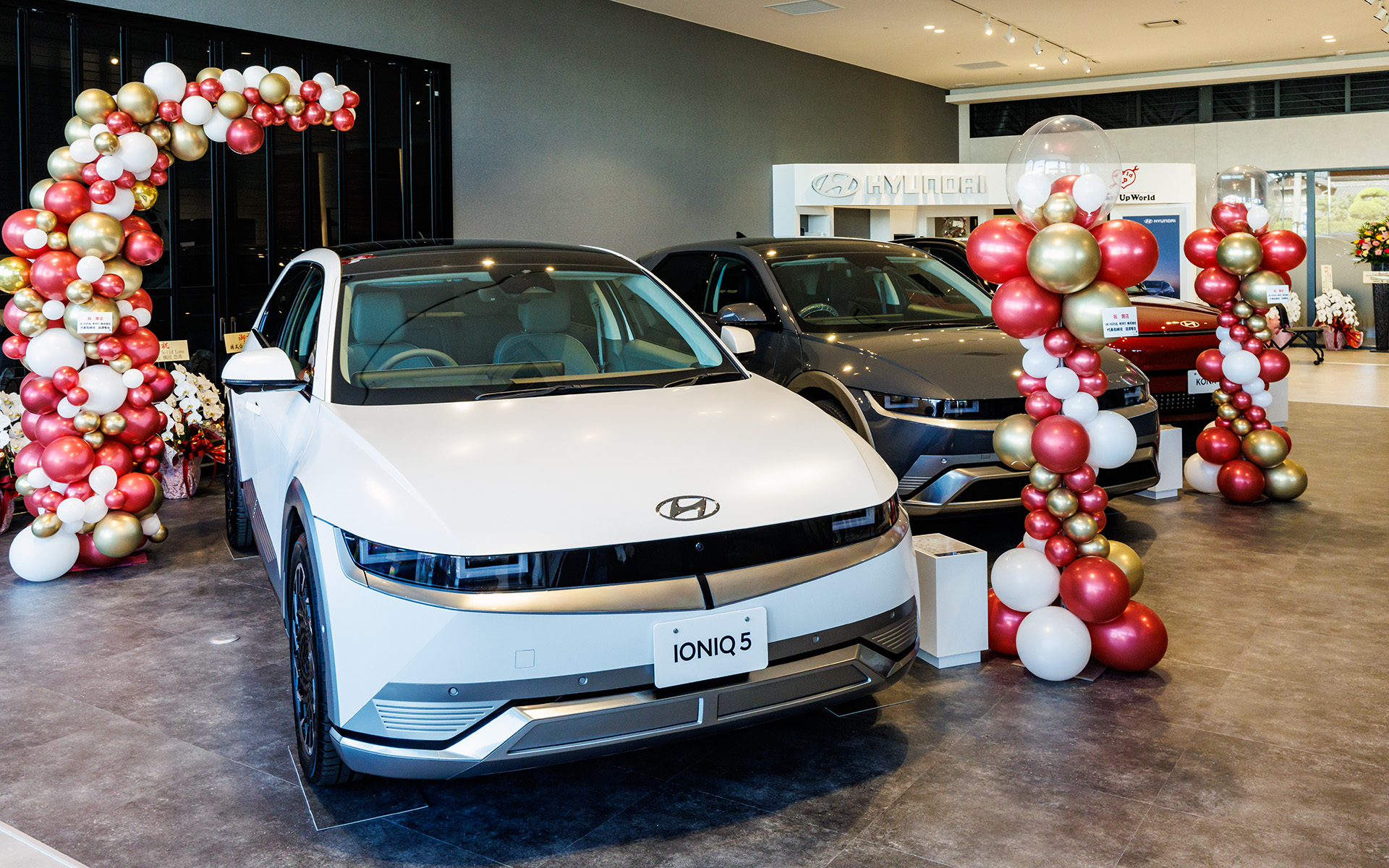 店内には最新モデルが展示されている