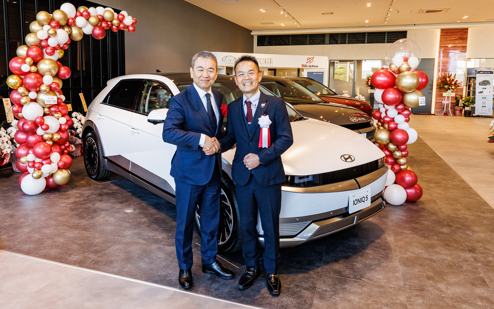 Hyundai Mobility Japanマネージングダイレクターの七五三木敏幸氏とハートアップワールド代表取締役社長の佐藤義寛氏は、固い握手で「Hyundai Mobility Lounge 岡山」の発展を誓っていた