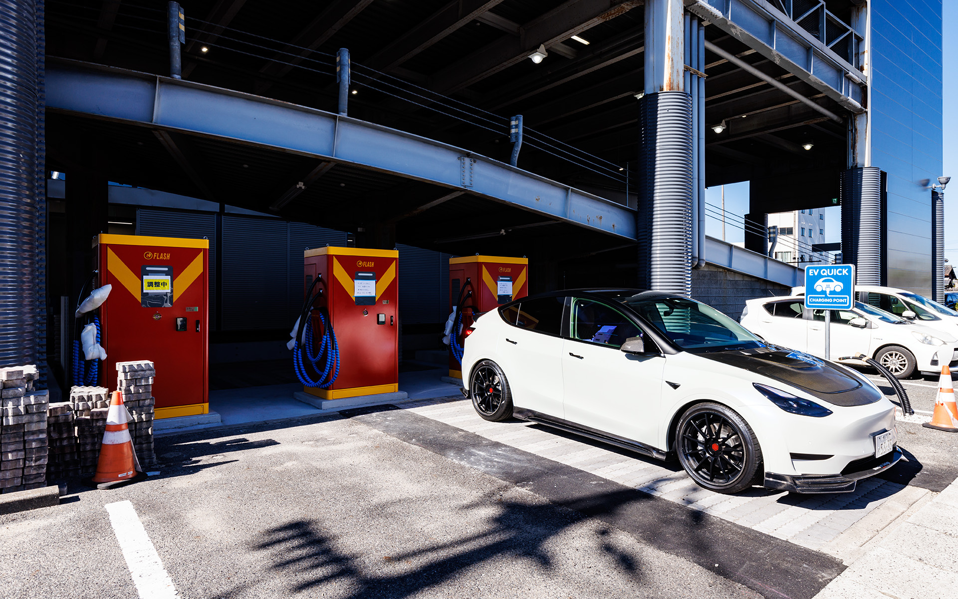 充電ポートには国内最大級の240kW急速充電器も準備中