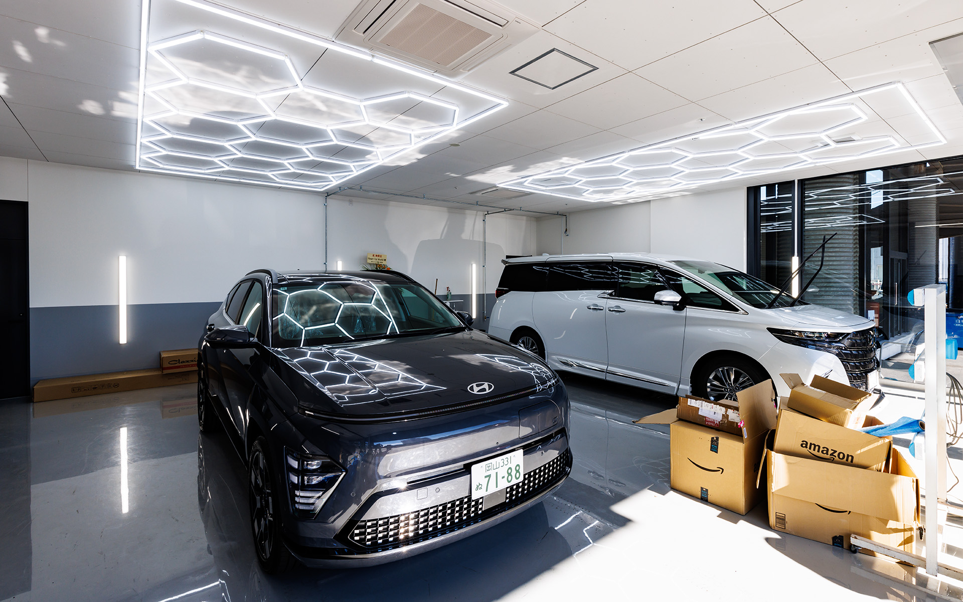 独特な形状に並ぶ蛍光灯を天井に備えたコーティングブース