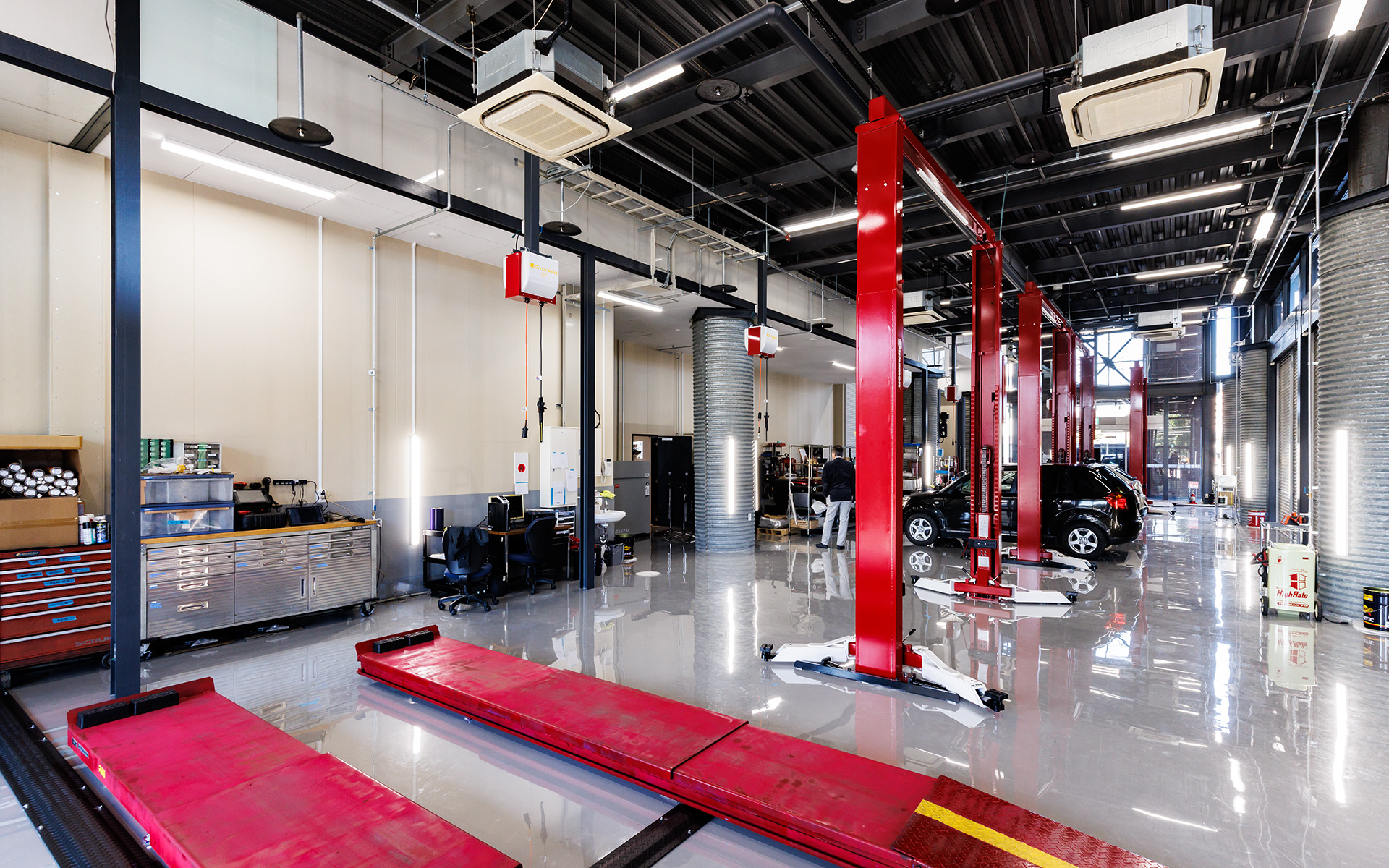 5基のリフトを備える作業ピット