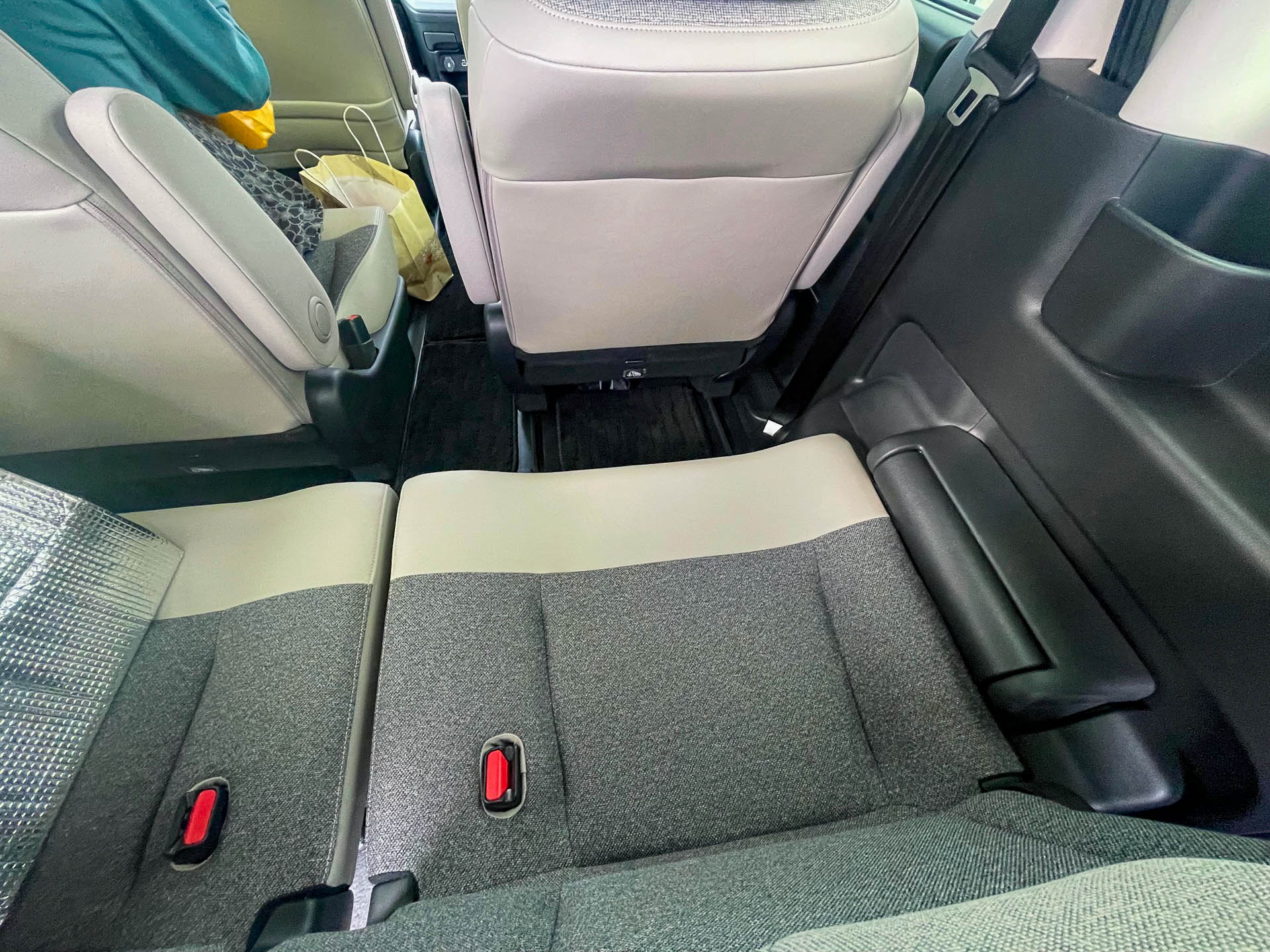 サードシートは右の2列目シートを少し前に出すとレッグルームが現れる。爪先が入るので意外と広く使える