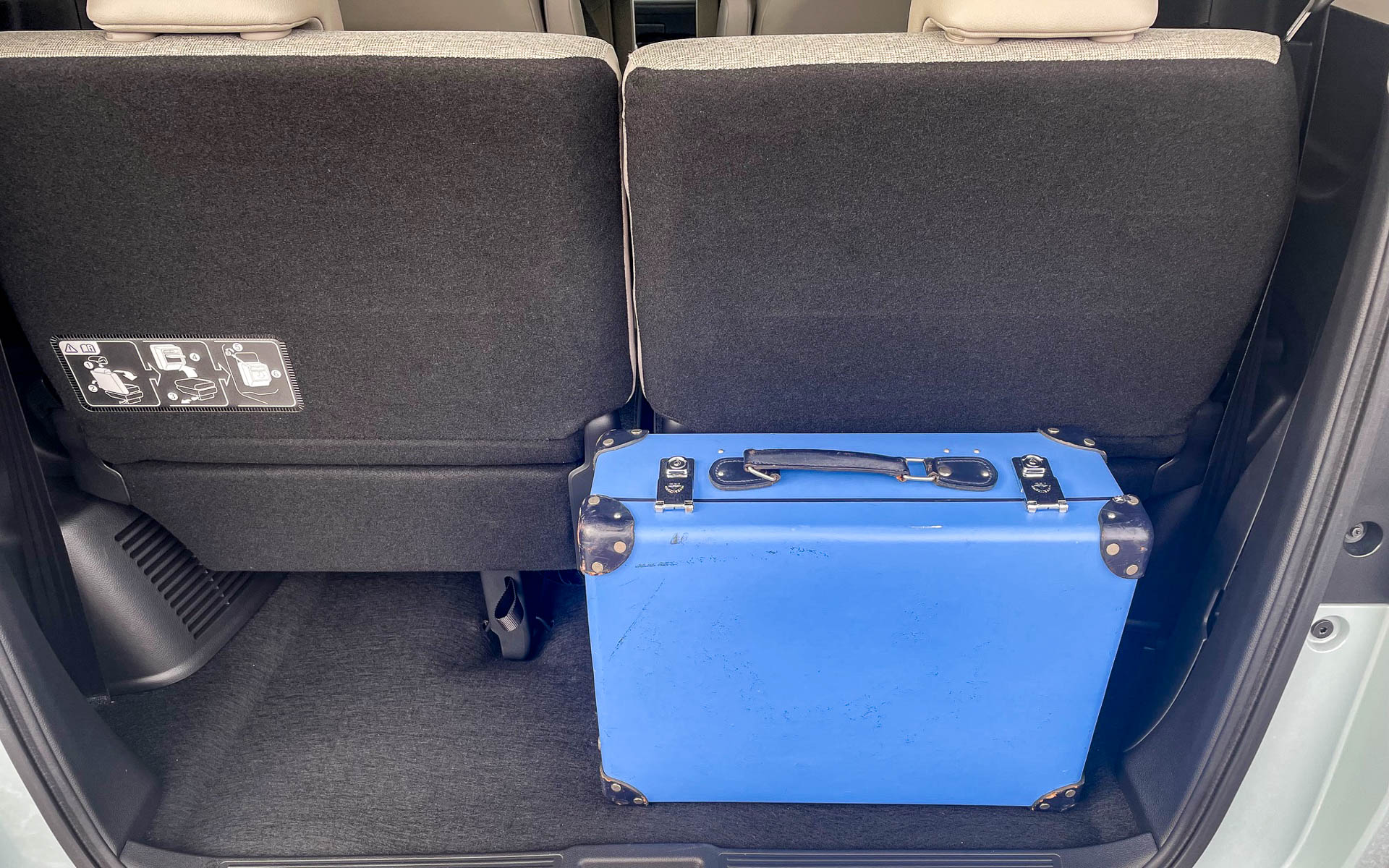 ラゲッジルーム。3列目を使用しても小型のスーツケースが入る。使わないときは跳ね上げ式で収納する