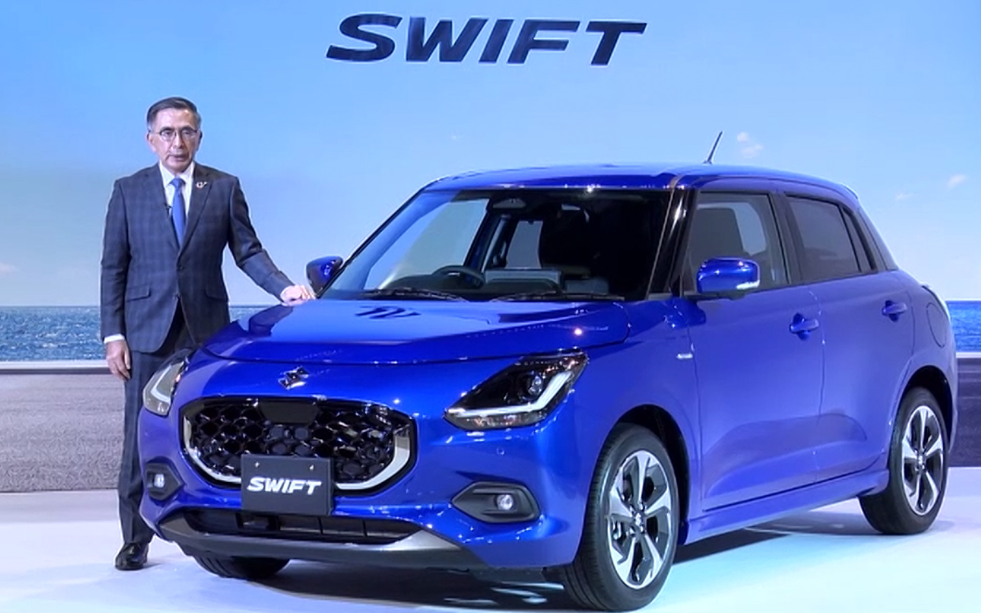 「スイフト」とスズキの代表取締役社長 鈴木俊宏氏