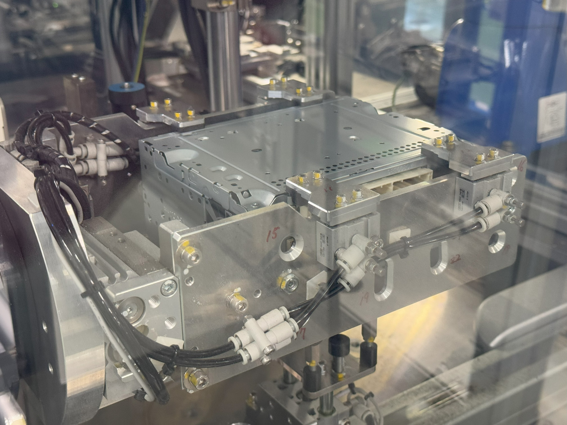 再び自動化ラインとなり、板金を取り付けて、ビス止めを行なう