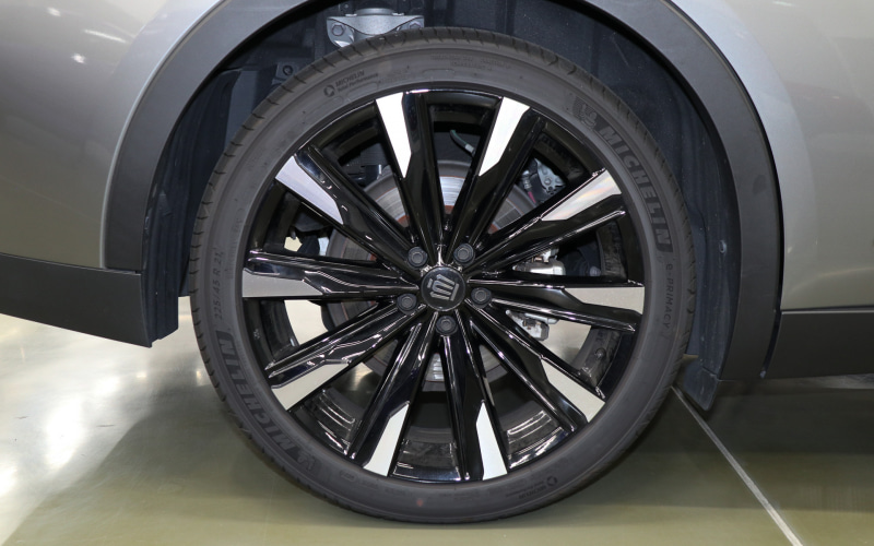 CROWN DECK luxury 3色 ICON を超えるProject One Chroma、8つのカラーから選べる最高峰の