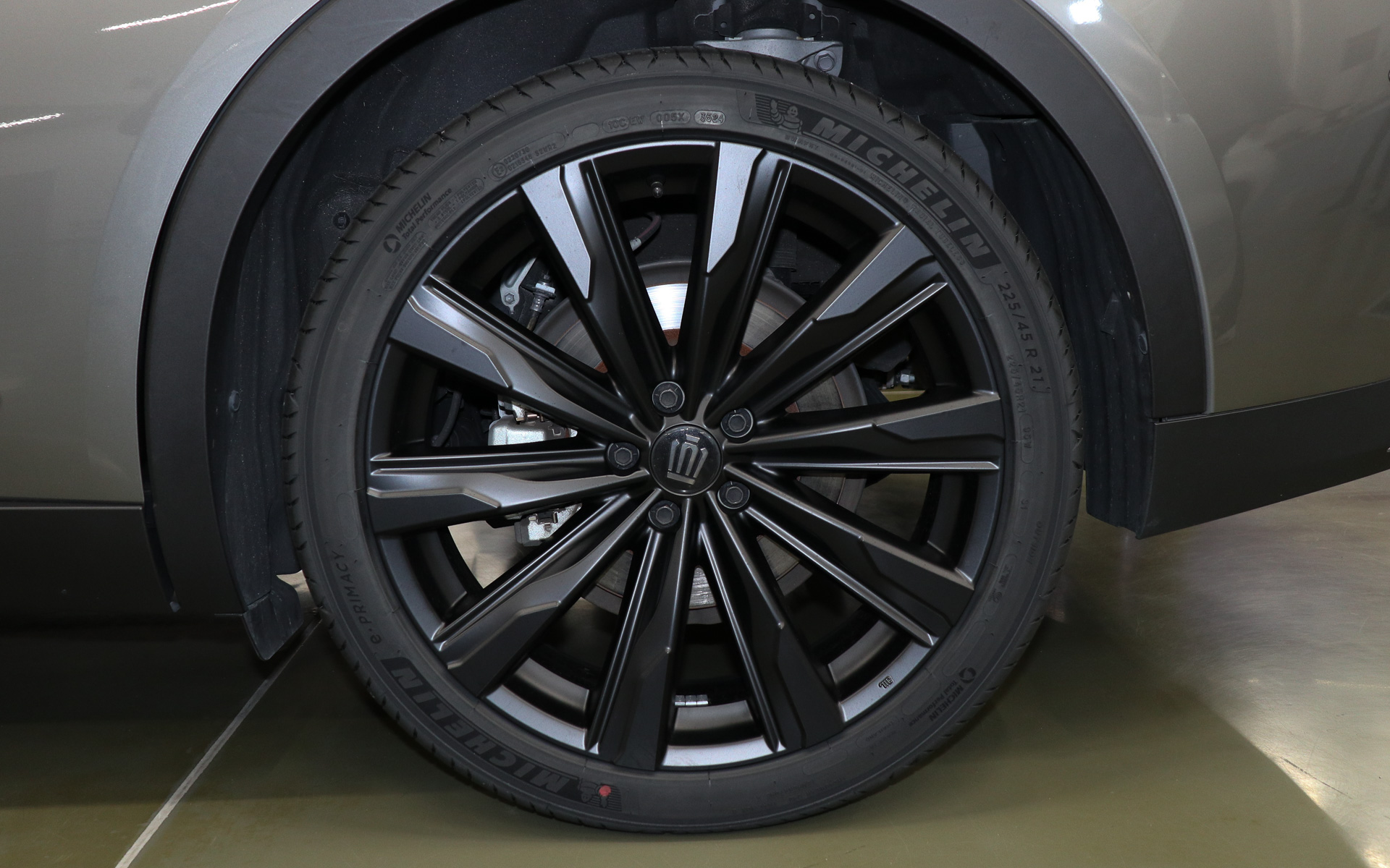 クラウン専門店「THE CROWN」専用の特別仕様車「THE LIMITED-MATTE METAL」で特別装備する21×7.5J アルミホイール（切削光輝＋ブラック塗装）。価格は25万9490円（工賃込み）