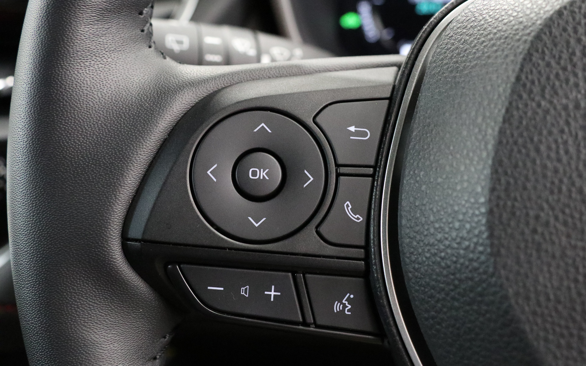 ステアリングスポーク左側のスイッチを操作してメーターデザインを切り替える