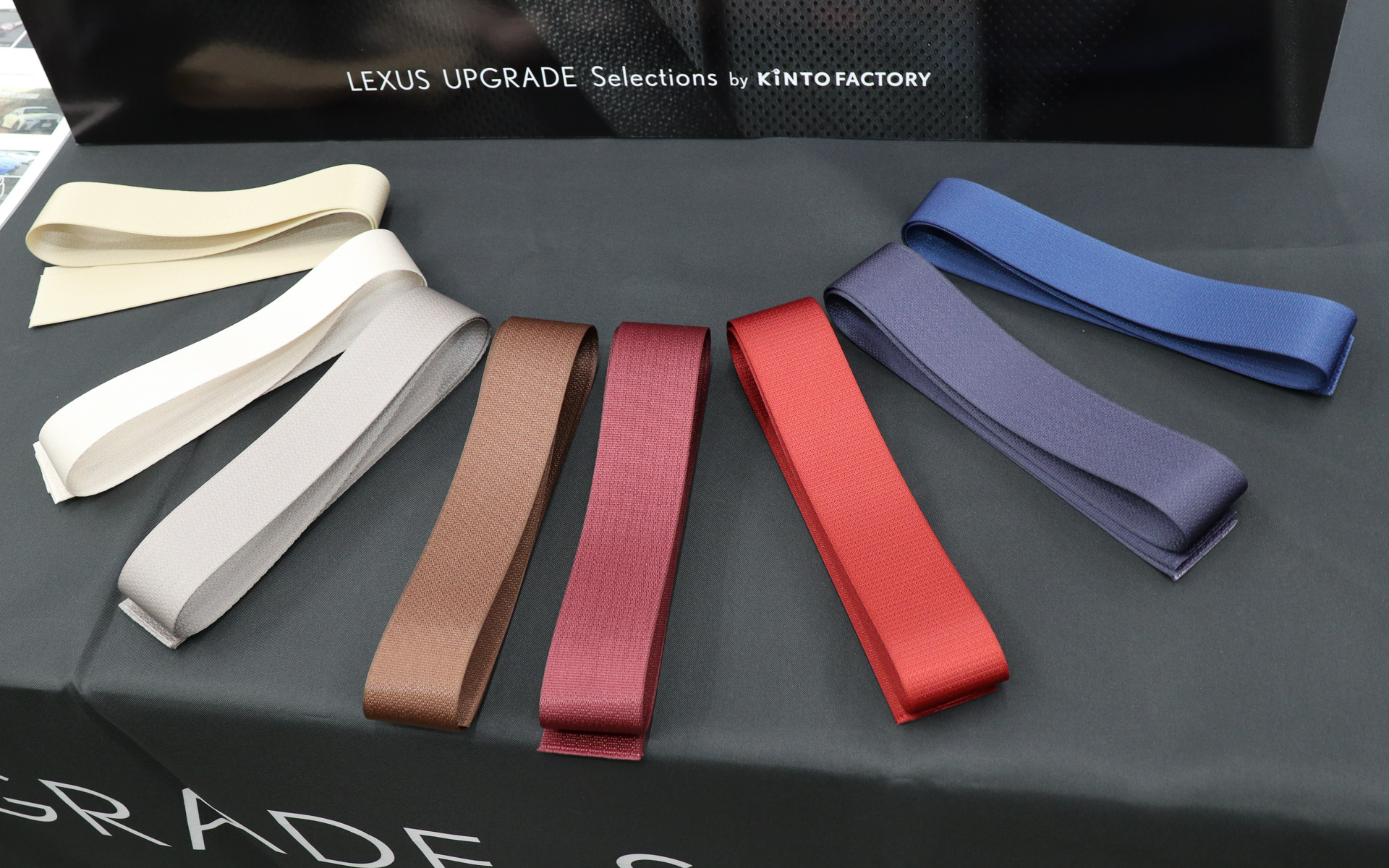 カラーバリエーションは「アイボリー」「フロマージュ」「フォーン」「サドルタン」「フレアレッド」「ダークローズ」「ブルー」「ターコイズブルー」の8種類