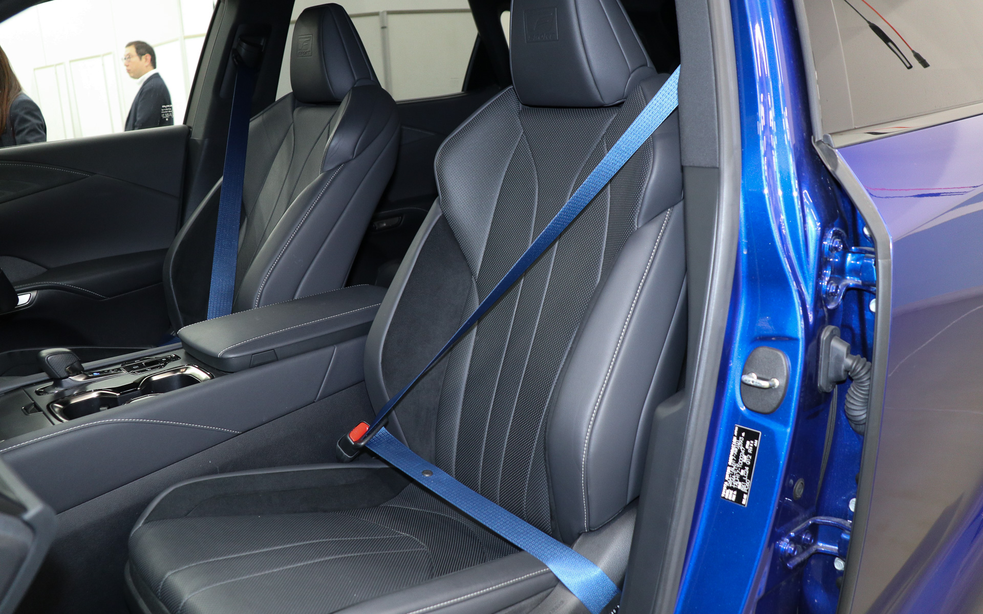 実際の装着イメージ。青いボディカラーとコーディネートされている