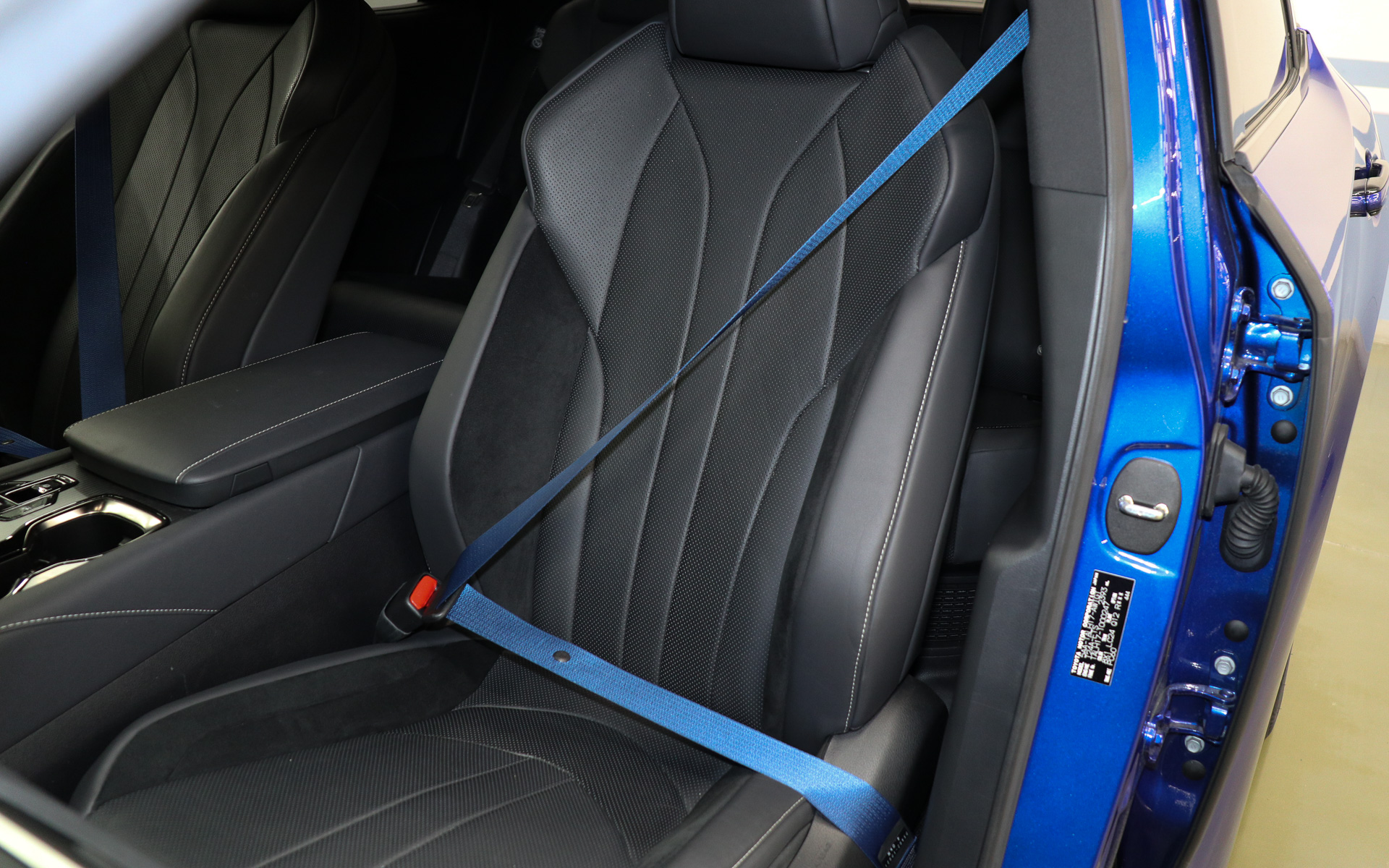 実際の装着イメージ。青いボディカラーとコーディネートされている