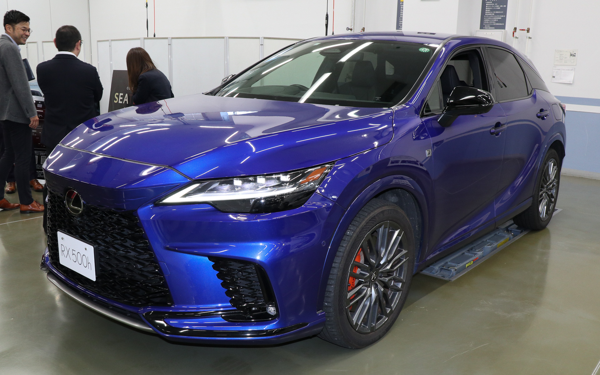 カラードシートベルト（試作品）を装着したレクサス RX