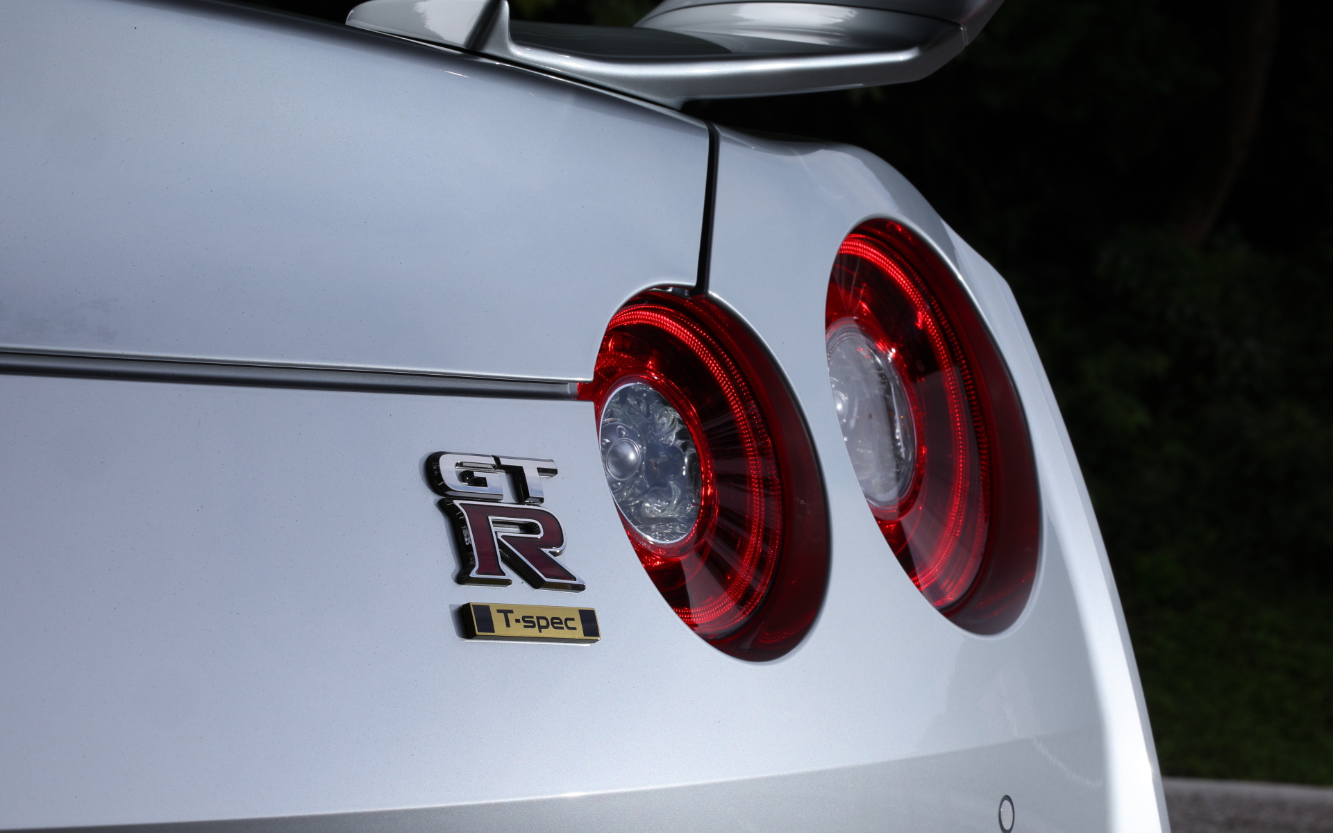 テールにはT-spec専用バッヂがあしらわれる