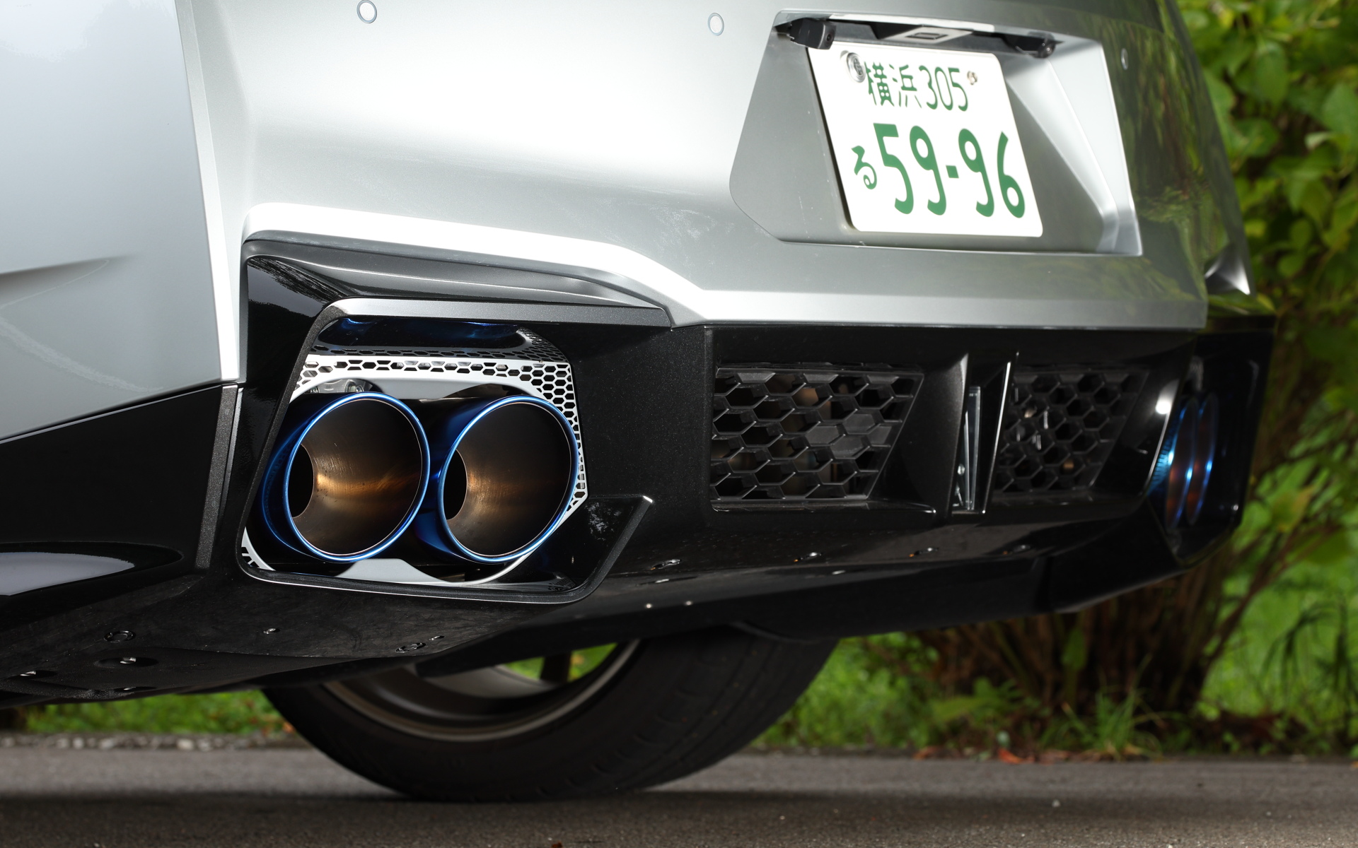 全グレードマフラーはFUJITSUBO製チタン合金製マフラーを採用