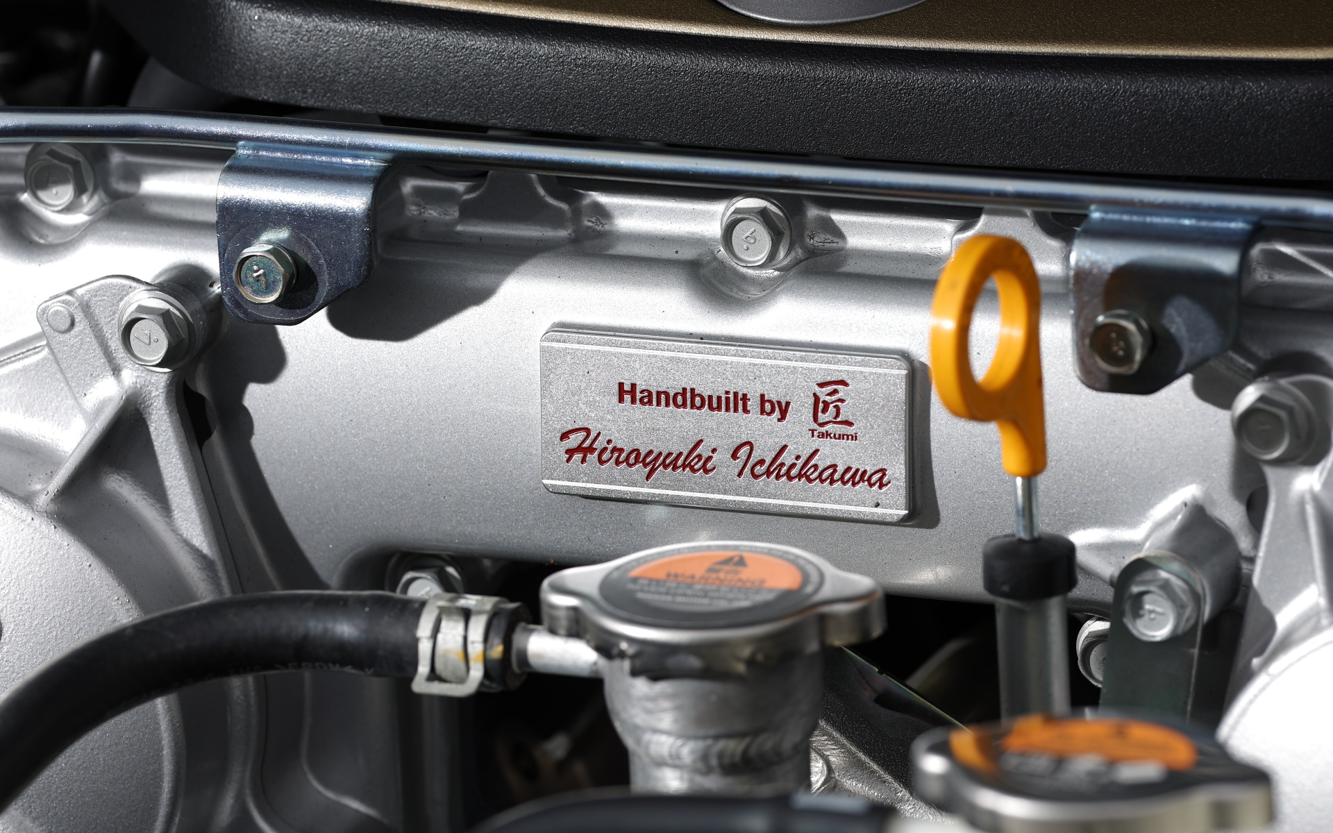 「GT-R Premium edition T-spec」と「GT-R Track edition engineered by NISMO T-spec」のみ、赤文字で匠の名が刻まれたアルミ製ネームプレートと、ゴールドのモデルナンバープレートをエンジンルームに採用する