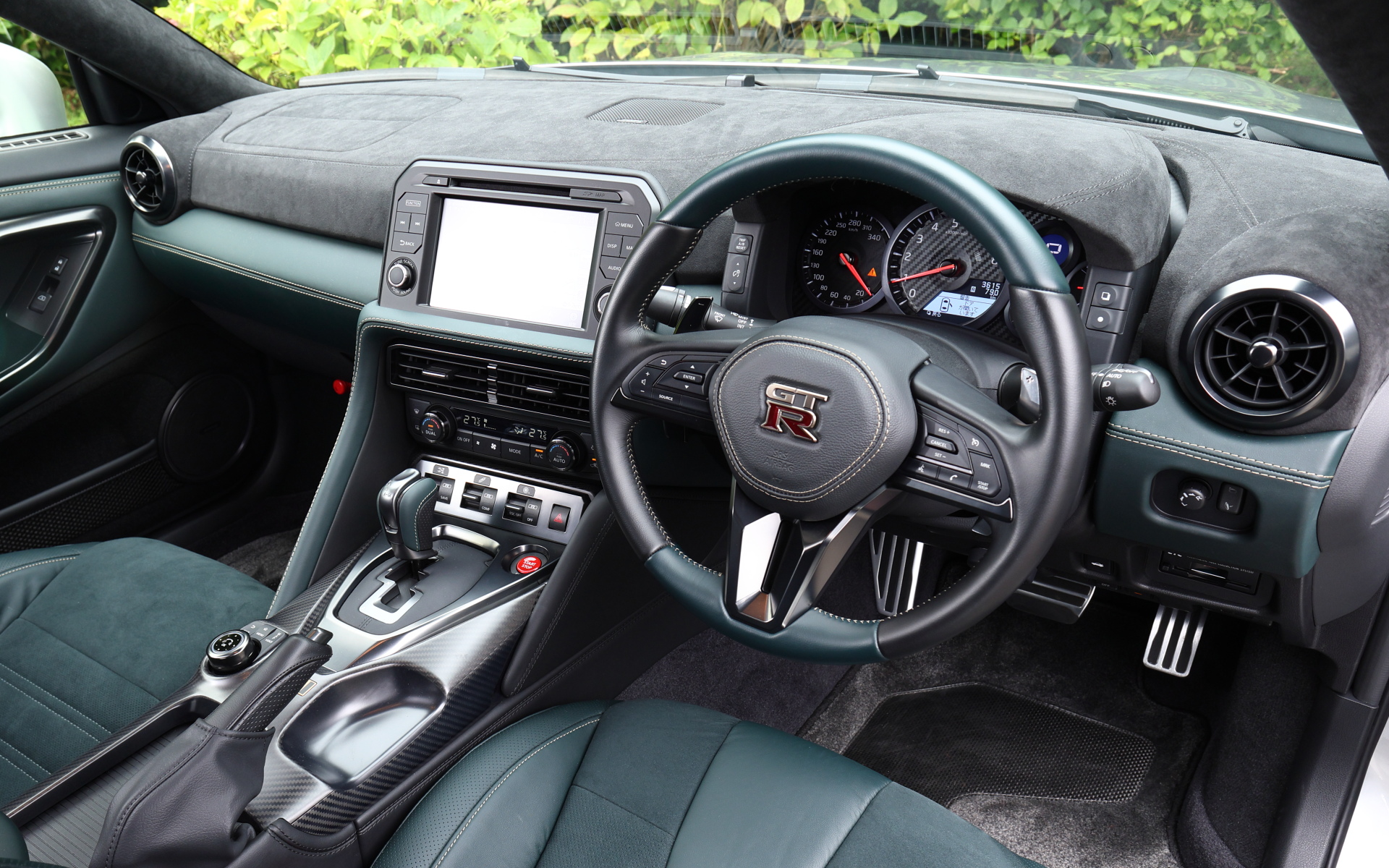 内装はPremium edition T-spec専用で、ブラックを基調に専用コーディネーションが施されるほか、インストパネルとサンバイザーはアルカンターラ仕様。本革巻ステアリングも専用色で、ベロアメッキステアリングエンブレムとアルミフィニッシャー付き