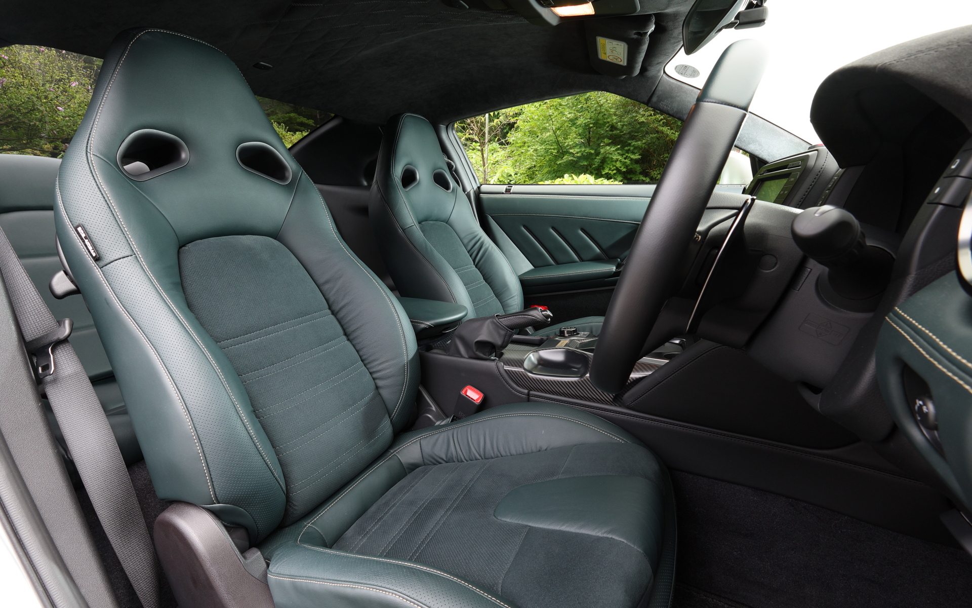 前席は本革とパールスエードのコンビシート