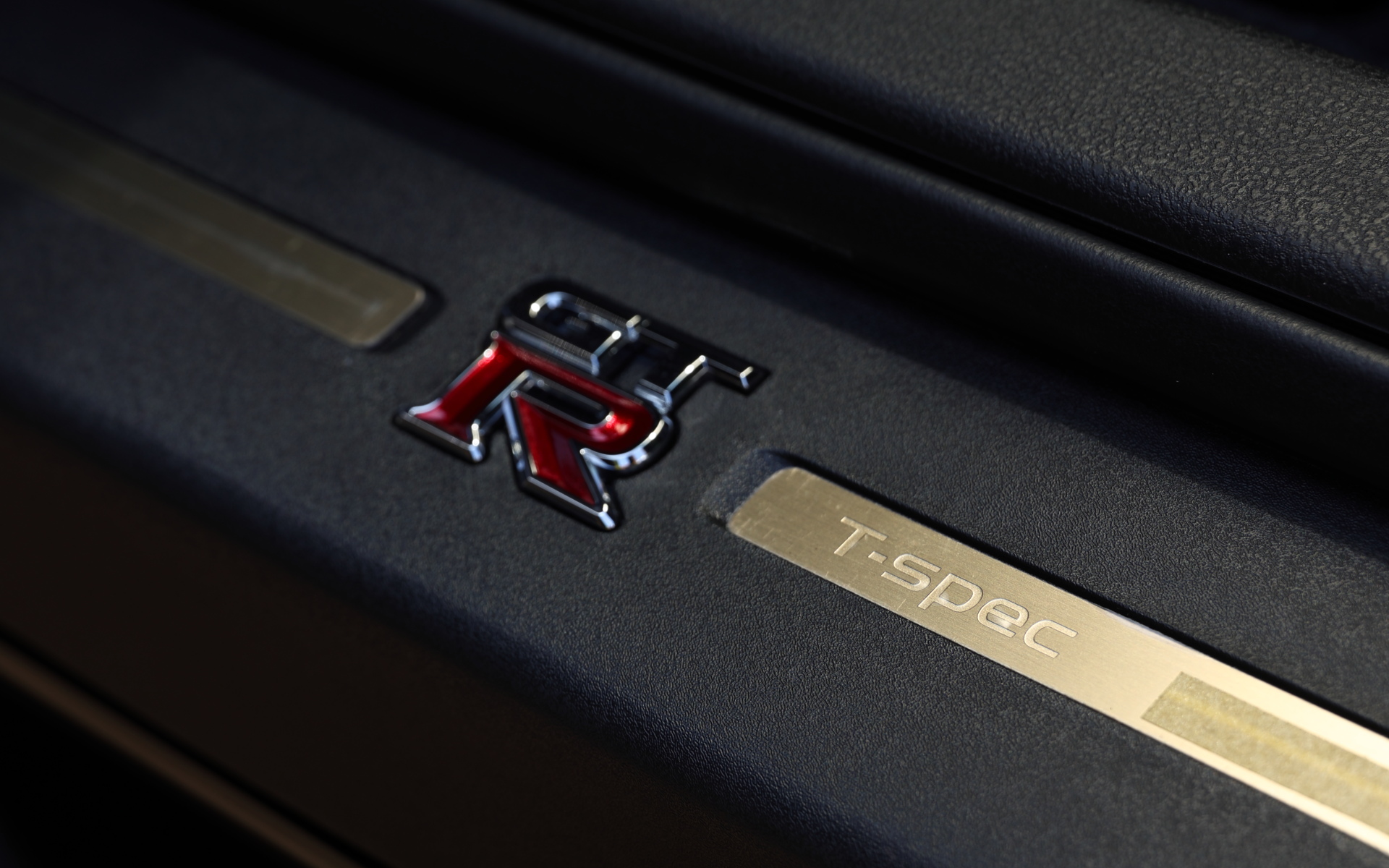 センターコンソールやスカッフプレートにも「T-spec」専用プレートや文字が刻まれる