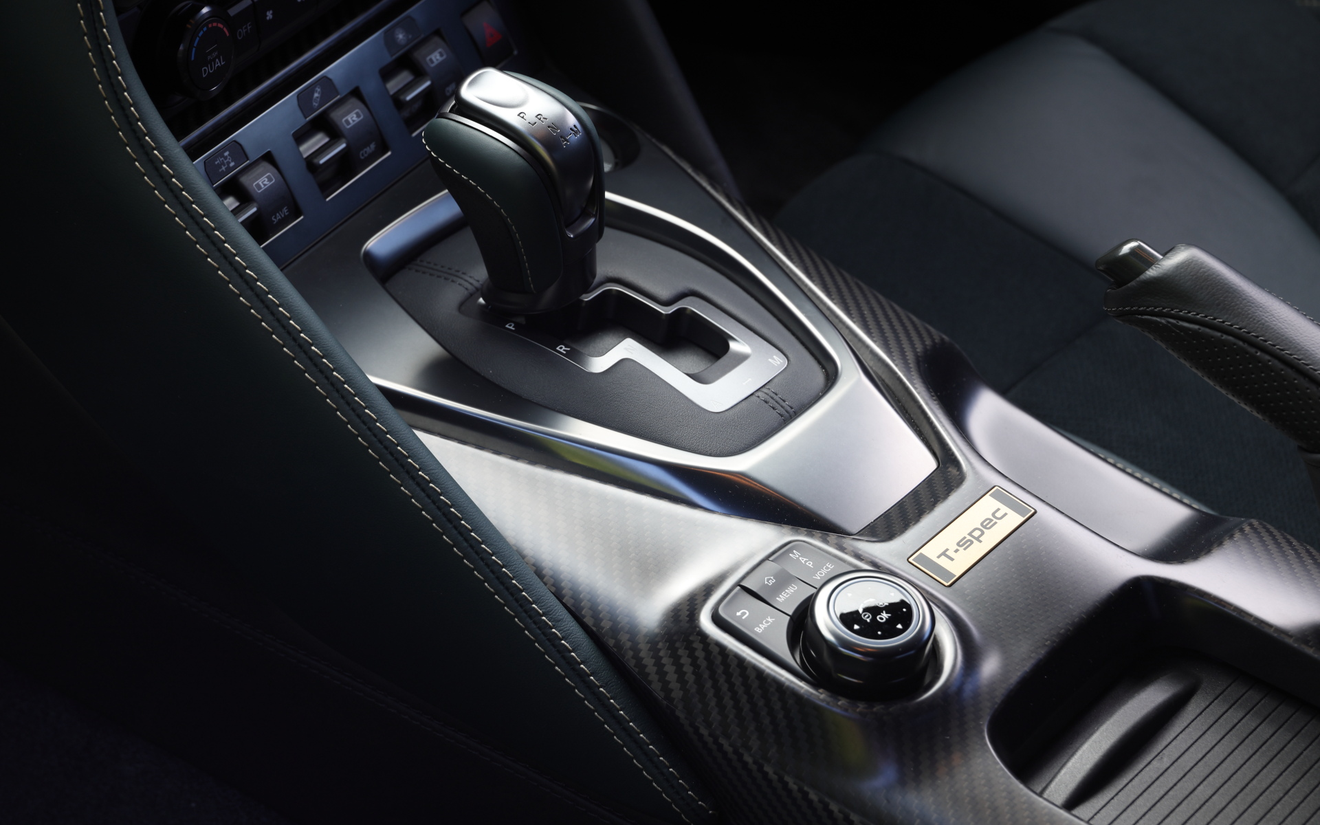 センターコンソールやスカッフプレートにも「T-spec」専用プレートや文字が刻まれる