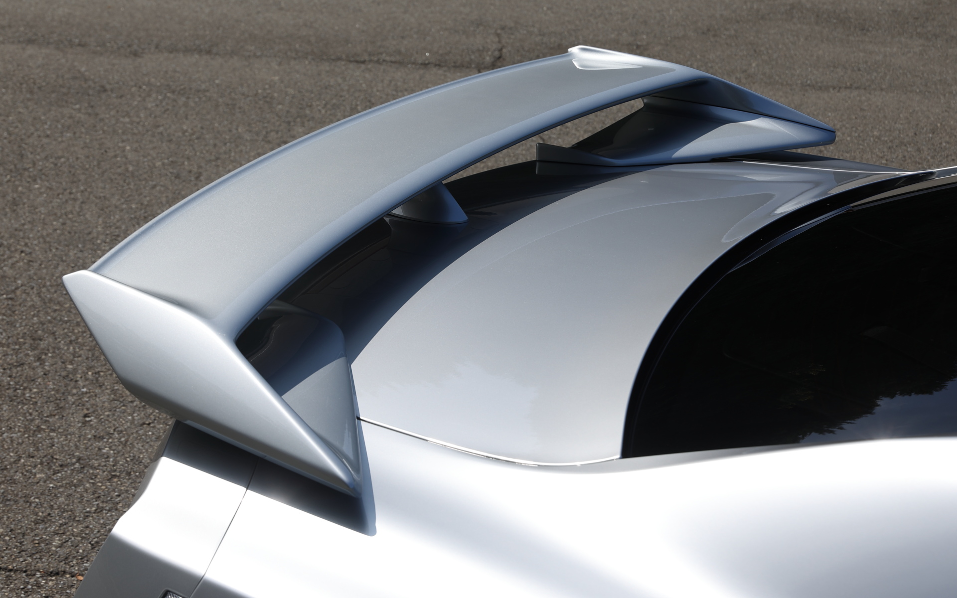 LED式ハイマウントストップランプ付きリアウイングは全グレード標準装備