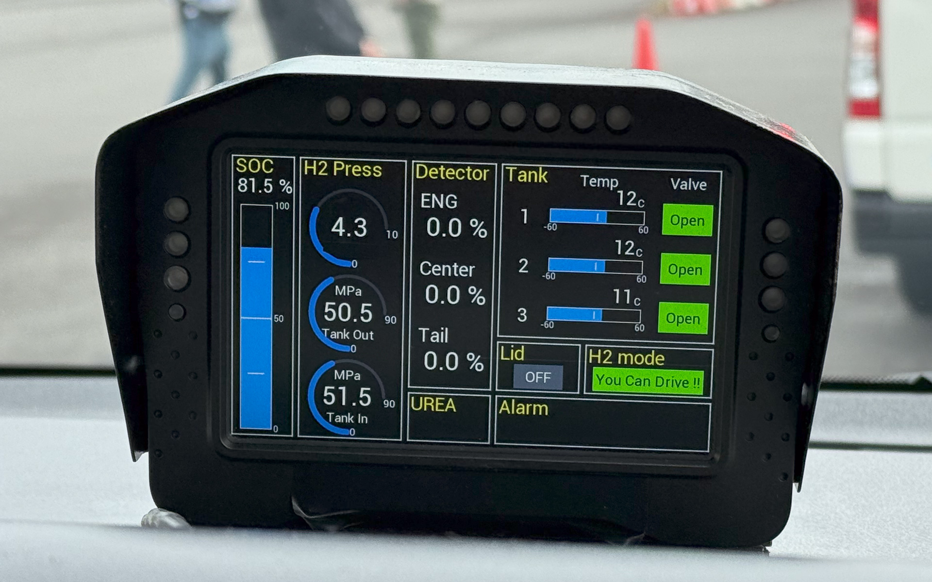 水素ハイエースのモニタ。水素タンクが3本搭載されている