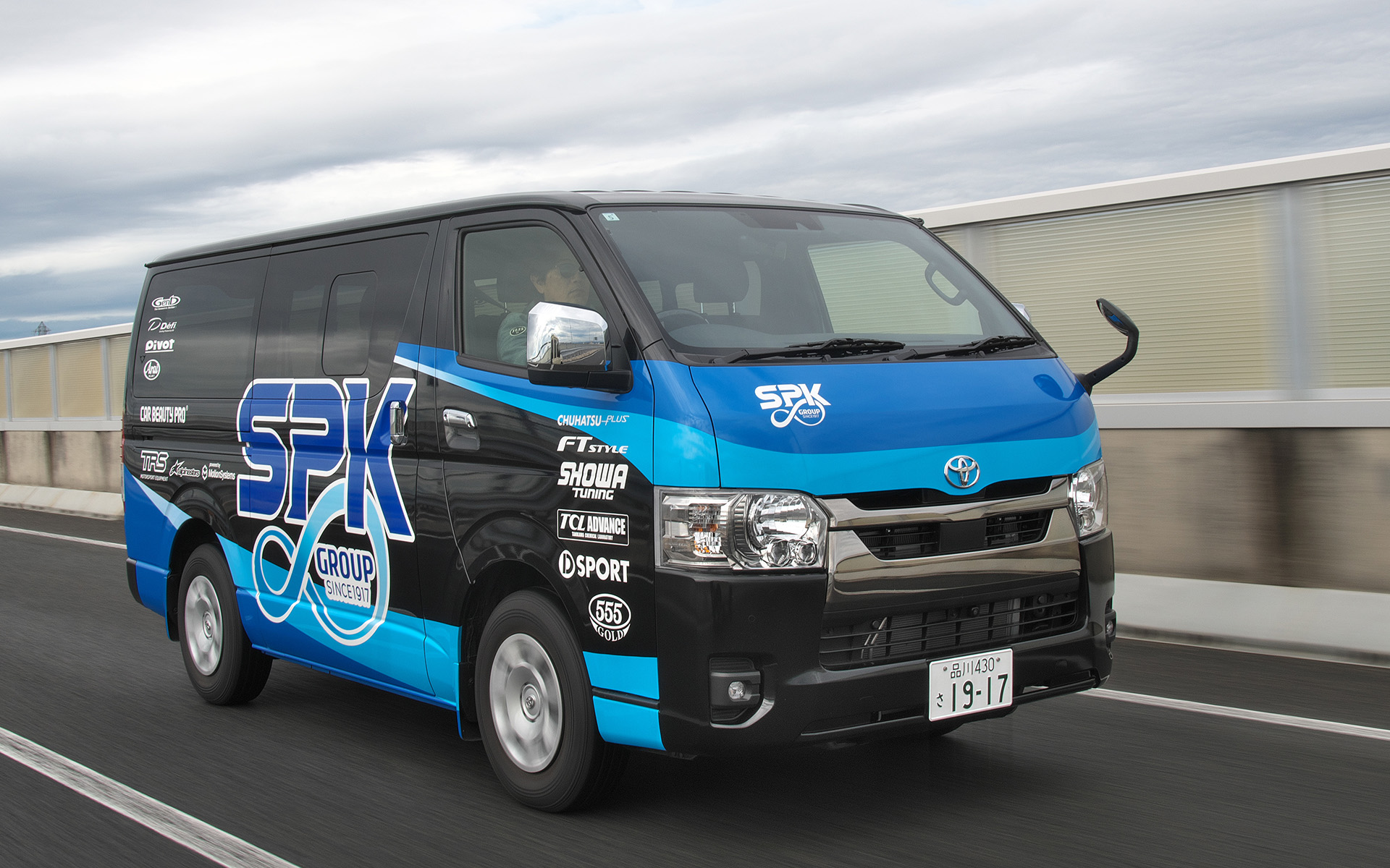 ハイエースの乗り心地やステアリングフィールを向上させるという新アイテム「MCBフロントシートフレーム」を試してみた