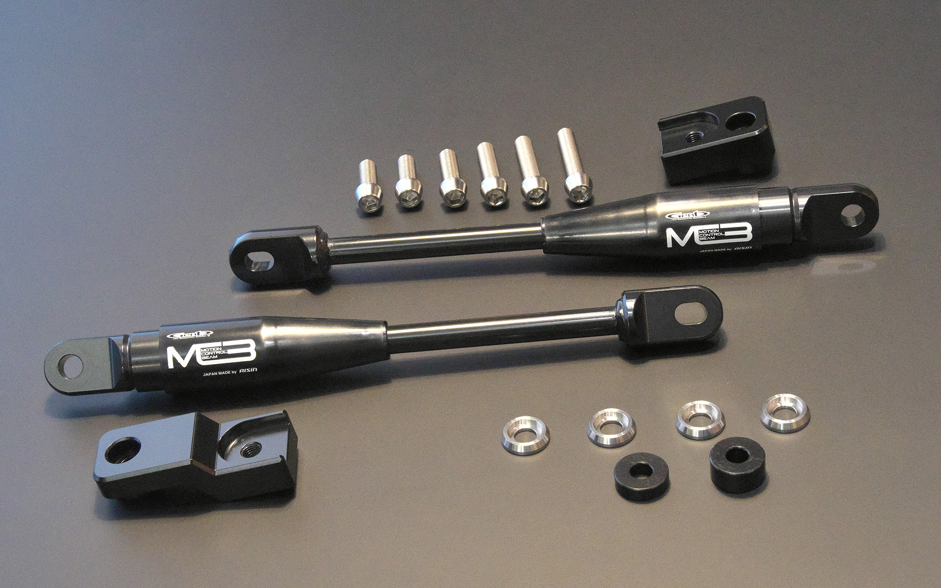 モーションコントロールビーム フロントシートフレームは、運転席用と助手席用がセットになって価格9万4600円。適合はTRH、KDH、GDH200系のハイエース。保安基準適合部品なので車検もそのままでOK