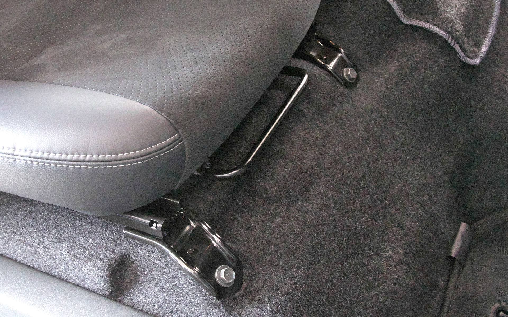 MCBフロントシートフレーム装着前のノーマル状態