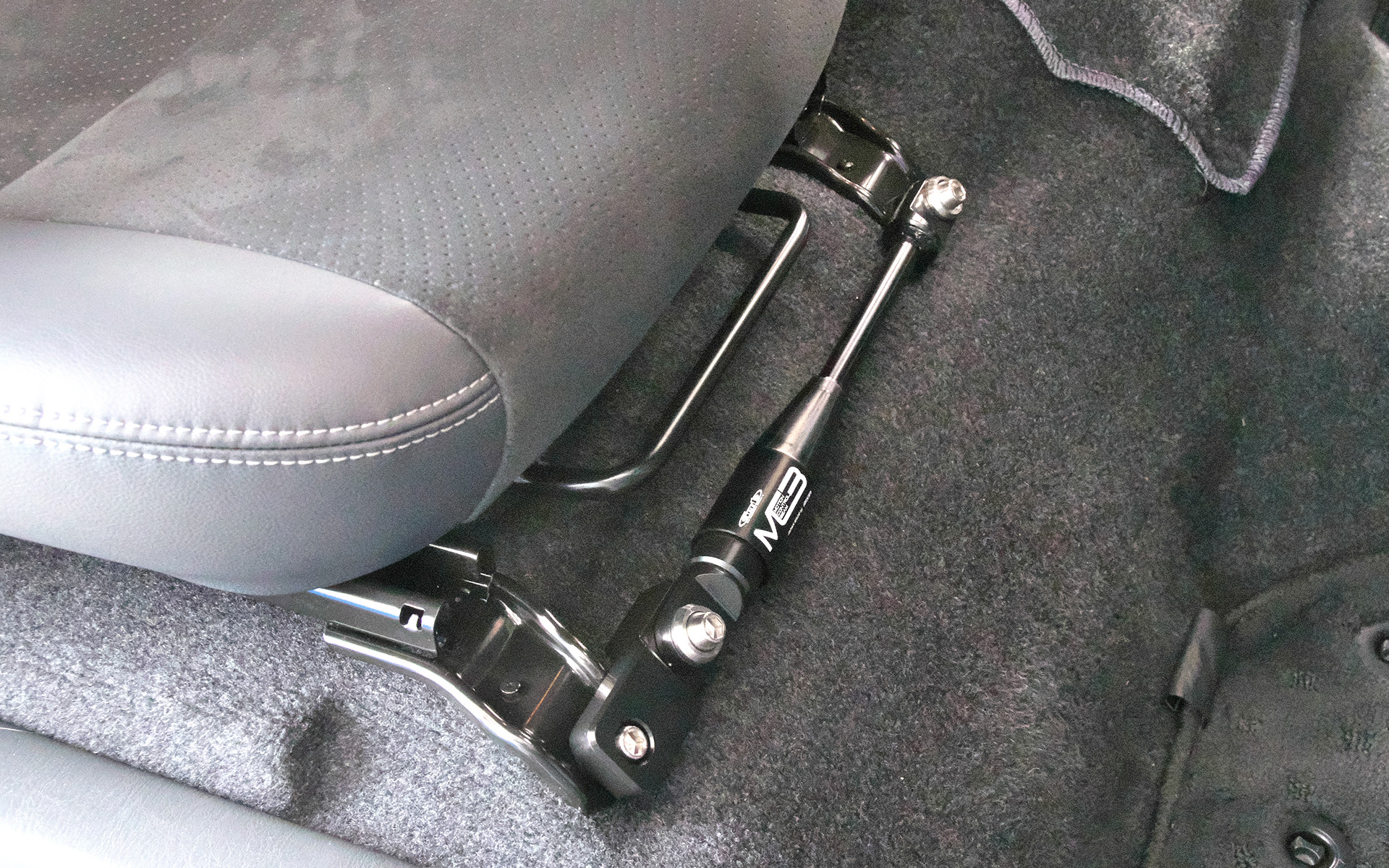 専用ブラケットを介してフロントシート前側のスライドレール先端にセットする