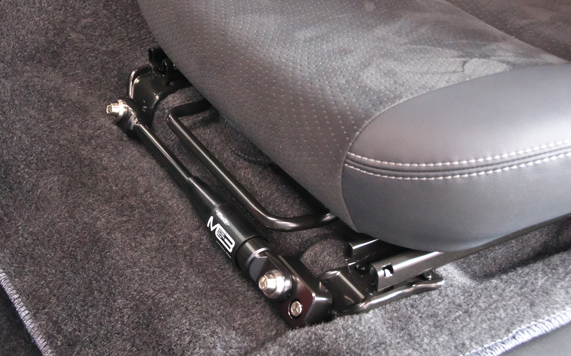 シートスライドレバーが使いにくくならないように適度なクリアランスを確保している