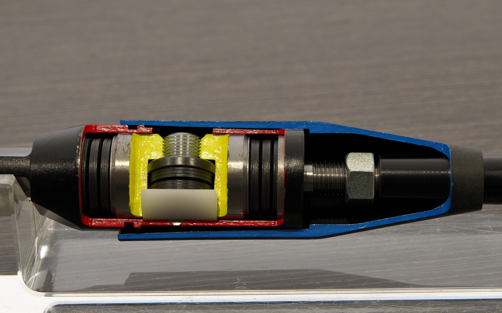 MCBはアイシンが独自に開発した制振機能を有する補強アイテム。内部にオイルを使用していないのでオイルの劣化や漏れを気にせず長期間使用できる