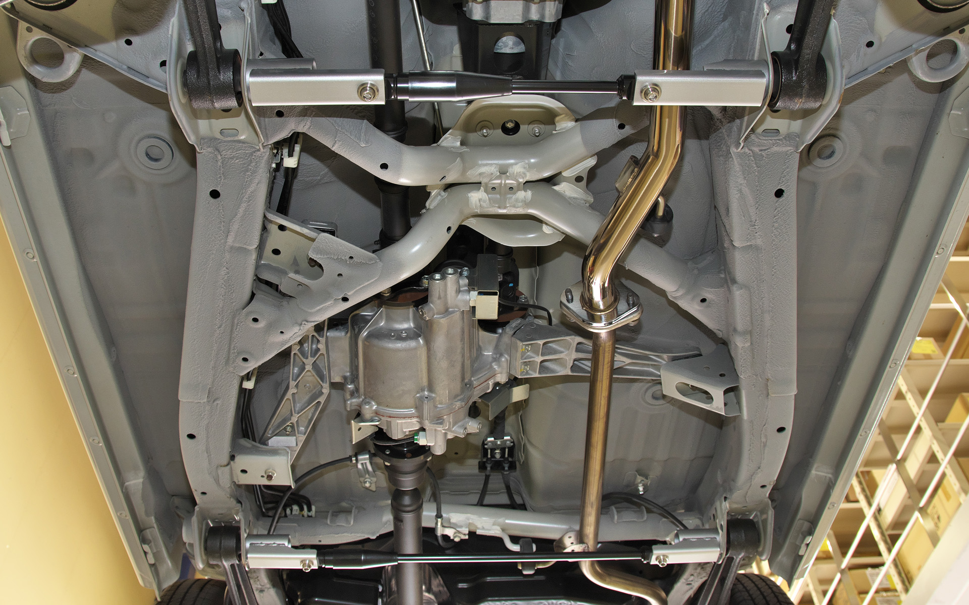 ジムニーではラダーフレームとリーディング＆トレーリングアームをMCBでつないでいる