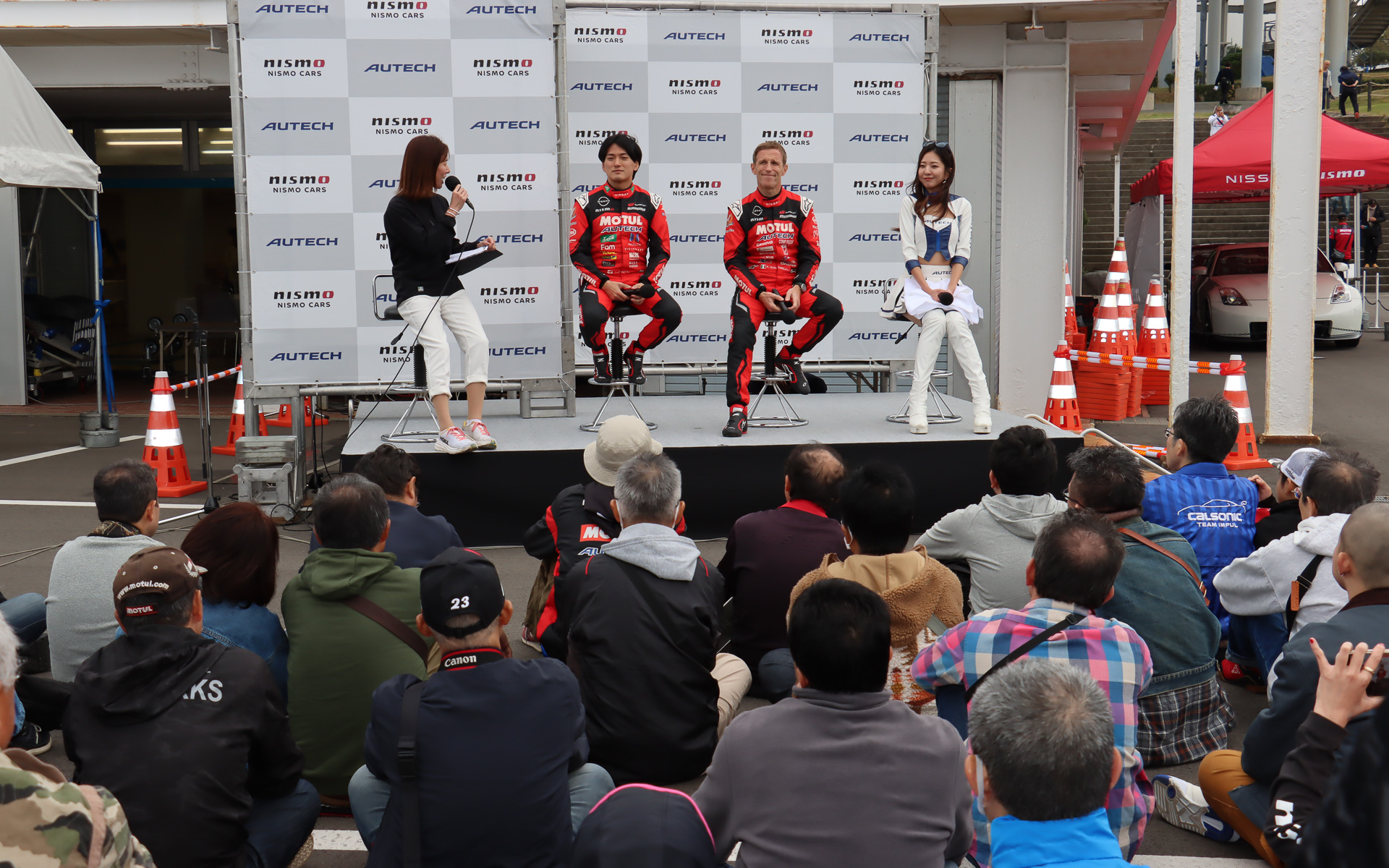 ゲストによるスペシャルトークショーを間近で聞こうと多くの来場者がステージ前に集まった