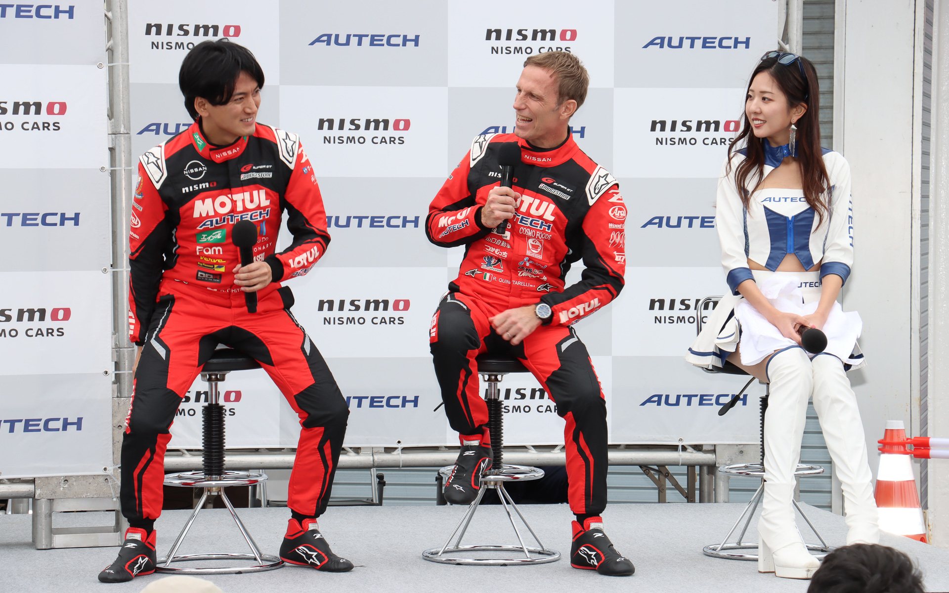 登壇後に着席する際、イスの座面がかなり低い位置になっていたことに気付いたクインタレッリ選手が「この高さは誰の足に合わせたものなの？」と冗談を口にして会場の雰囲気を和ませるひと幕も