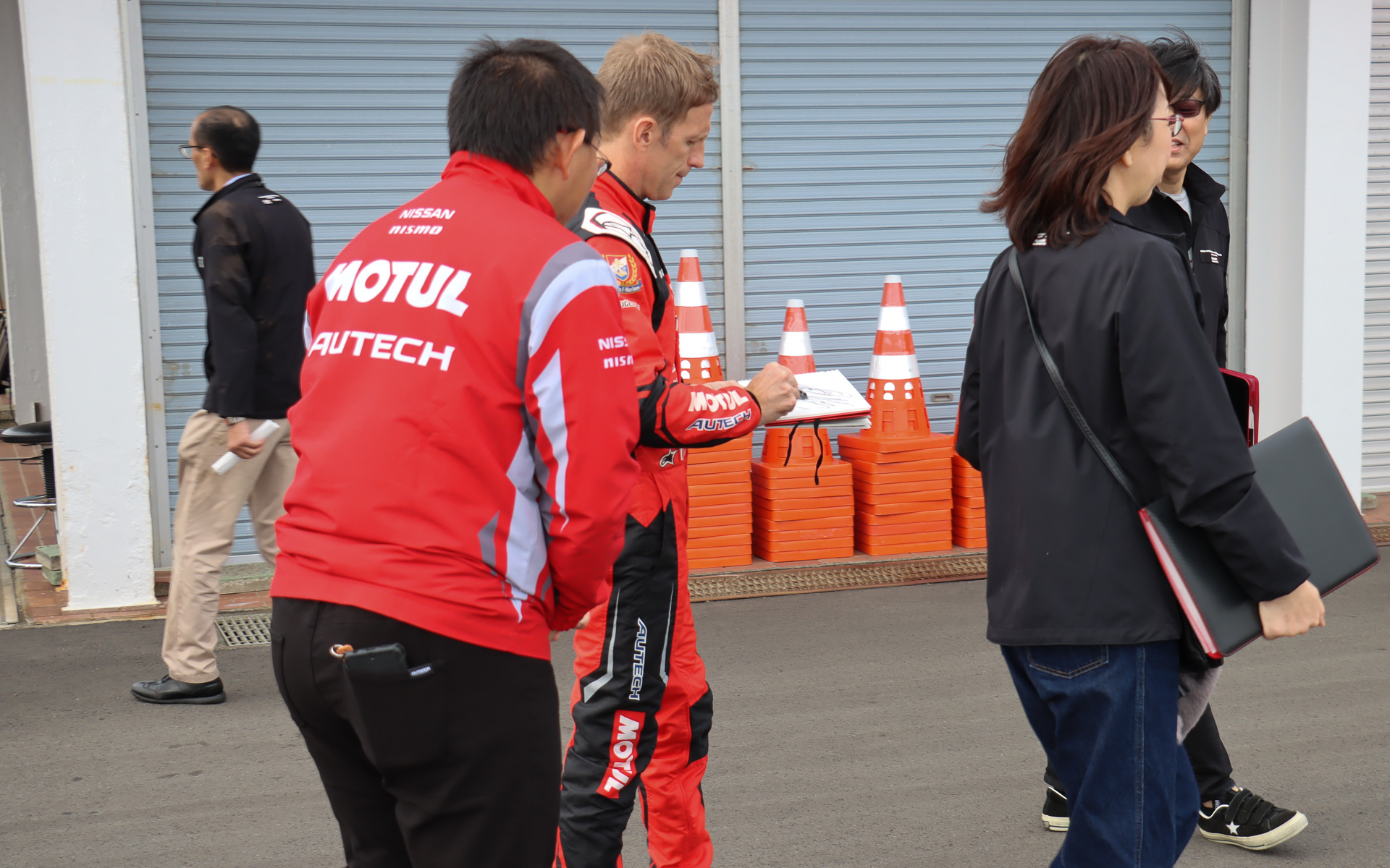 移動中のクインタレッリ選手はファンからサインを求められて気軽に応じていた