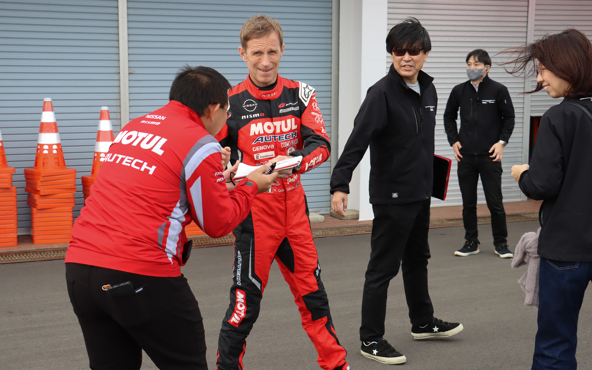 移動中のクインタレッリ選手はファンからサインを求められて気軽に応じていた