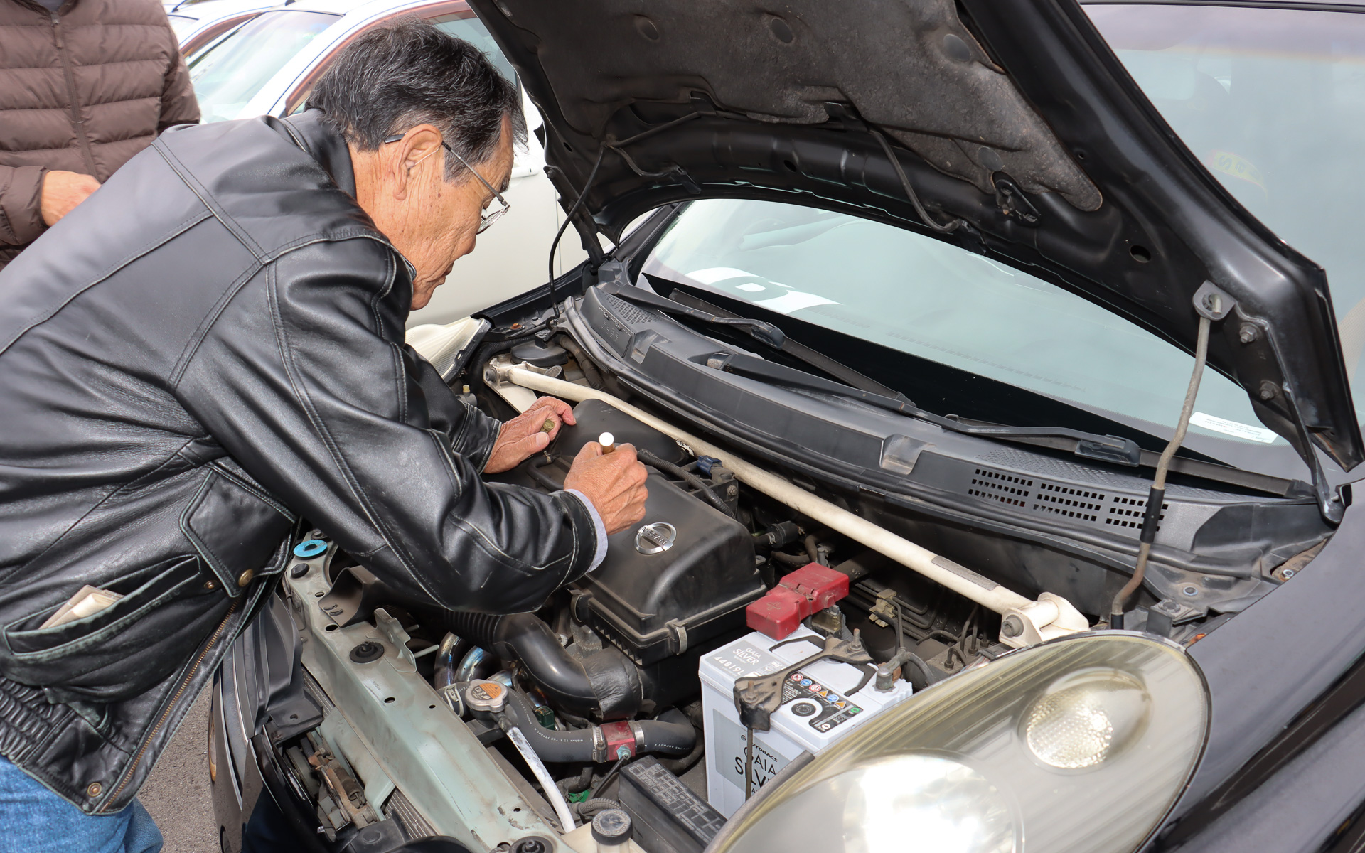 元オーテックのエンジニアで「マーチ 12SR」の開発も手がけた中島繁治氏は、マーチ 12SRのオーナーからの要望でエンジンルーム内のエアクリーナーボックスにサインしていた