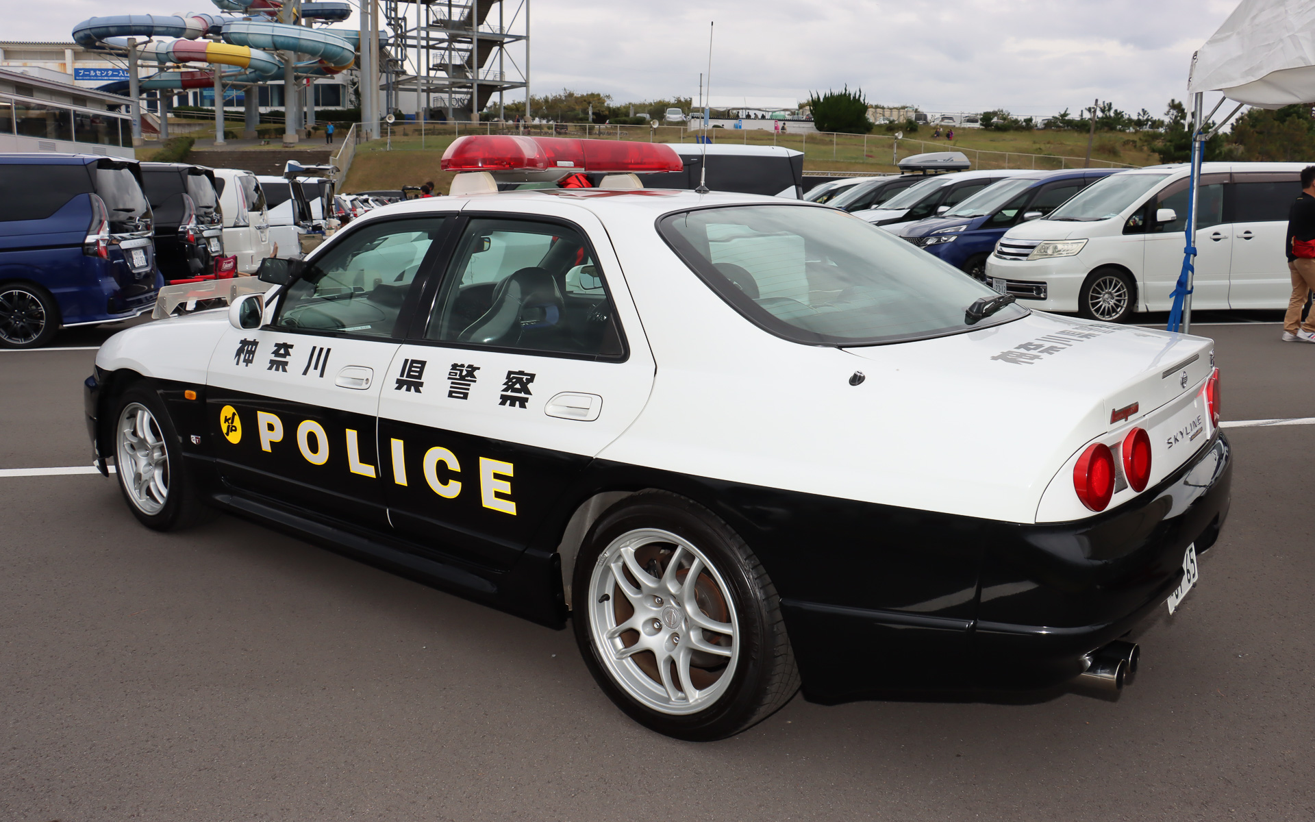 「スカイライン GT-R オーテックバージョン 40th ANNIVERSARY」をベースにした神奈川県警のパトカー