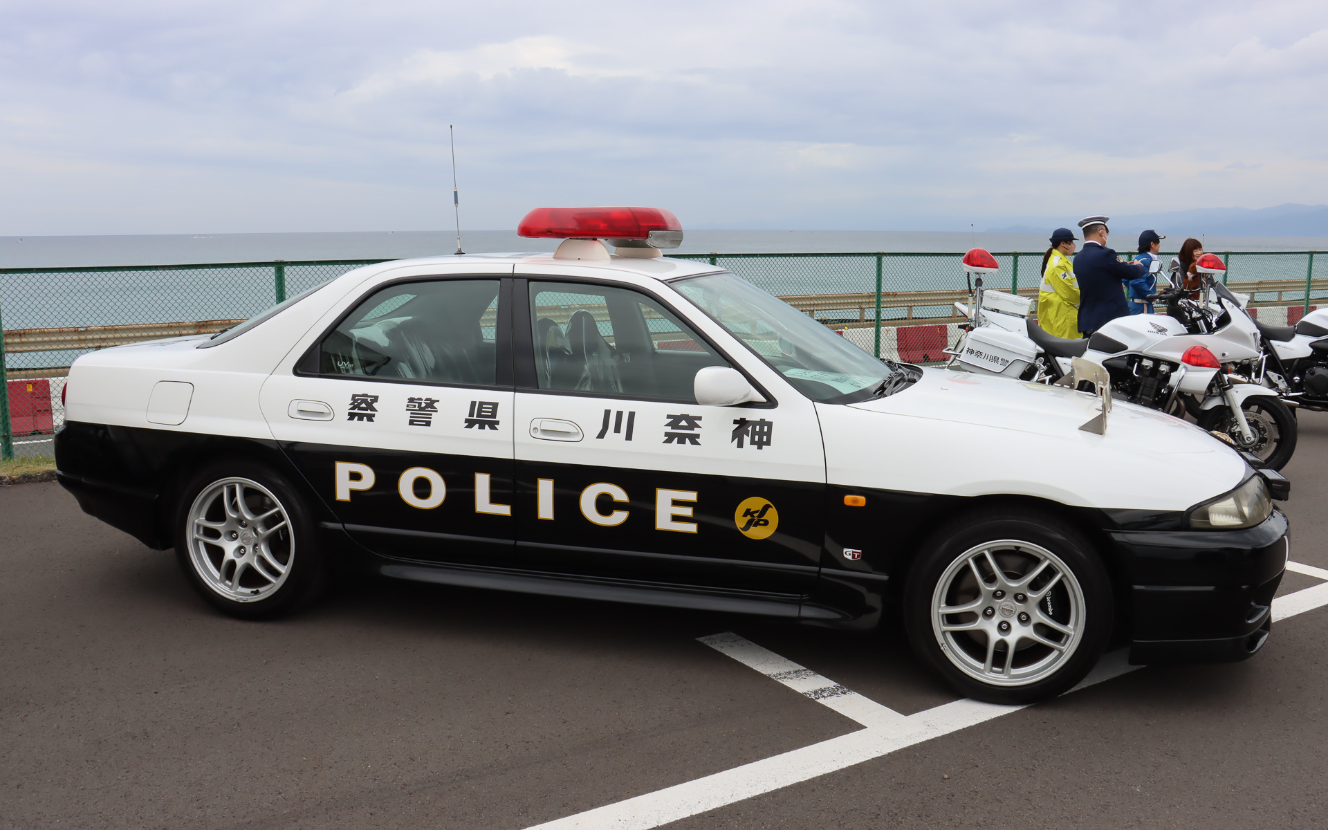 「スカイライン GT-R オーテックバージョン 40th ANNIVERSARY」をベースにした神奈川県警のパトカー