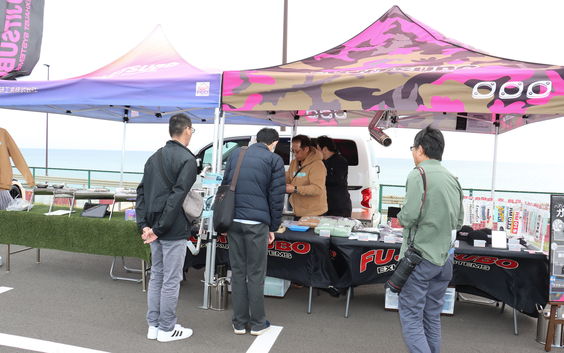 フジツボブースではステッカー類やアパレル製品に加え、得意の金属加工技術を応用したキャンプ用品などを展示・販売していた