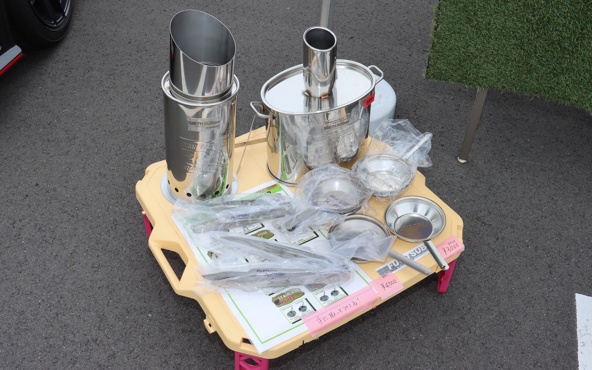 フジツボブースではステッカー類やアパレル製品に加え、得意の金属加工技術を応用したキャンプ用品などを展示・販売していた