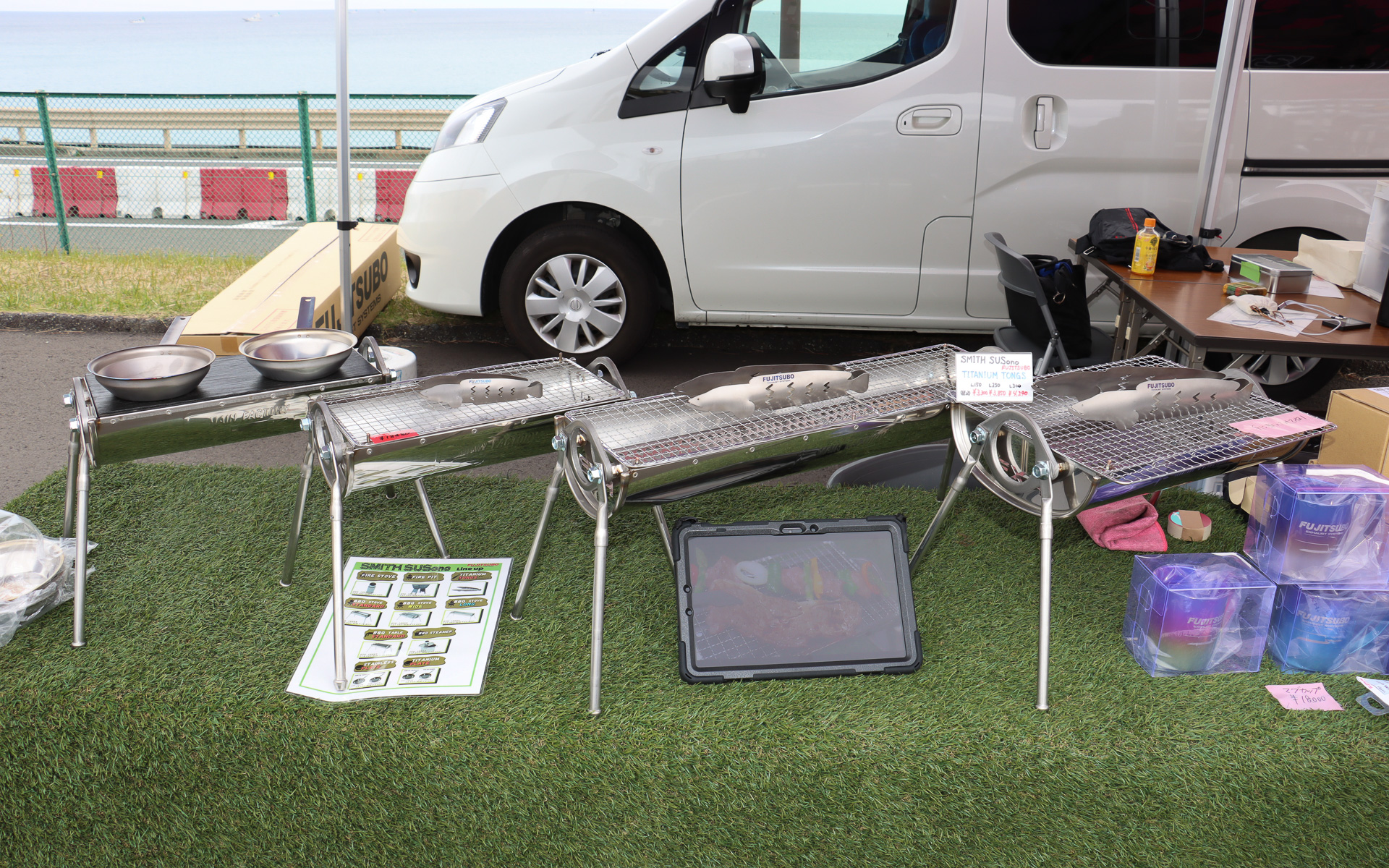 フジツボブースではステッカー類やアパレル製品に加え、得意の金属加工技術を応用したキャンプ用品などを展示・販売していた