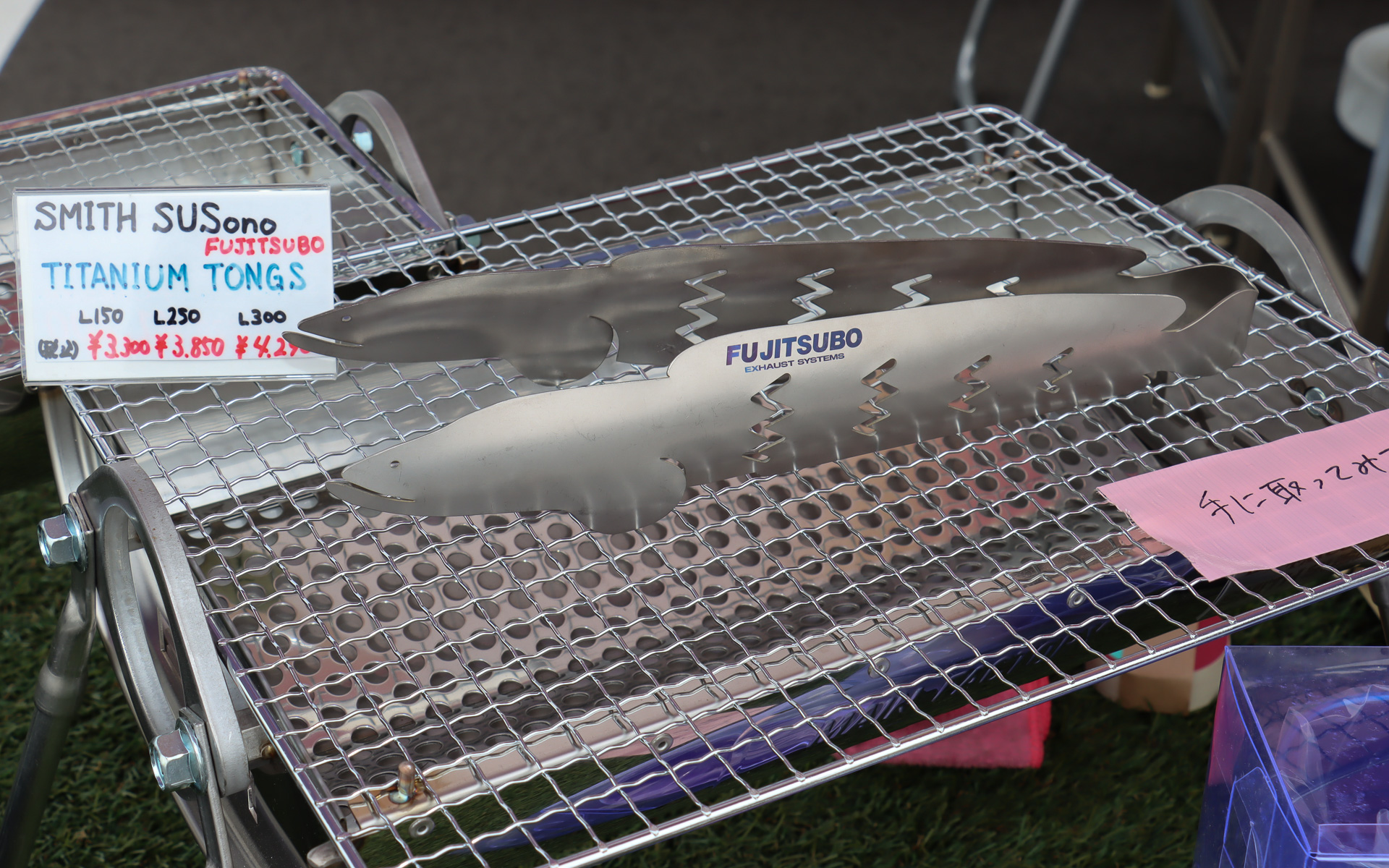 フジツボブースではステッカー類やアパレル製品に加え、得意の金属加工技術を応用したキャンプ用品などを展示・販売していた