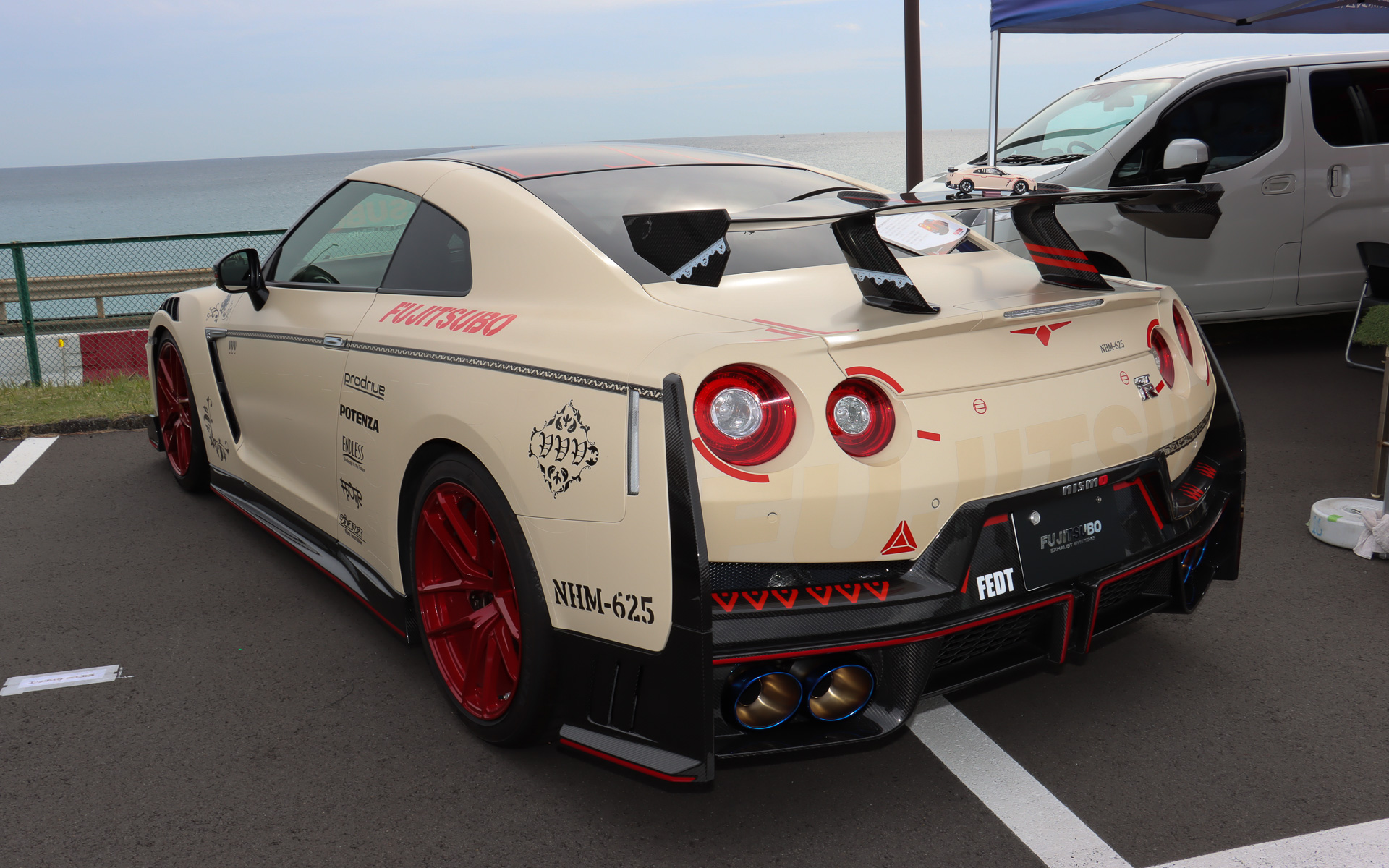 フジツボブースで車両展示されたGT-R NISMO