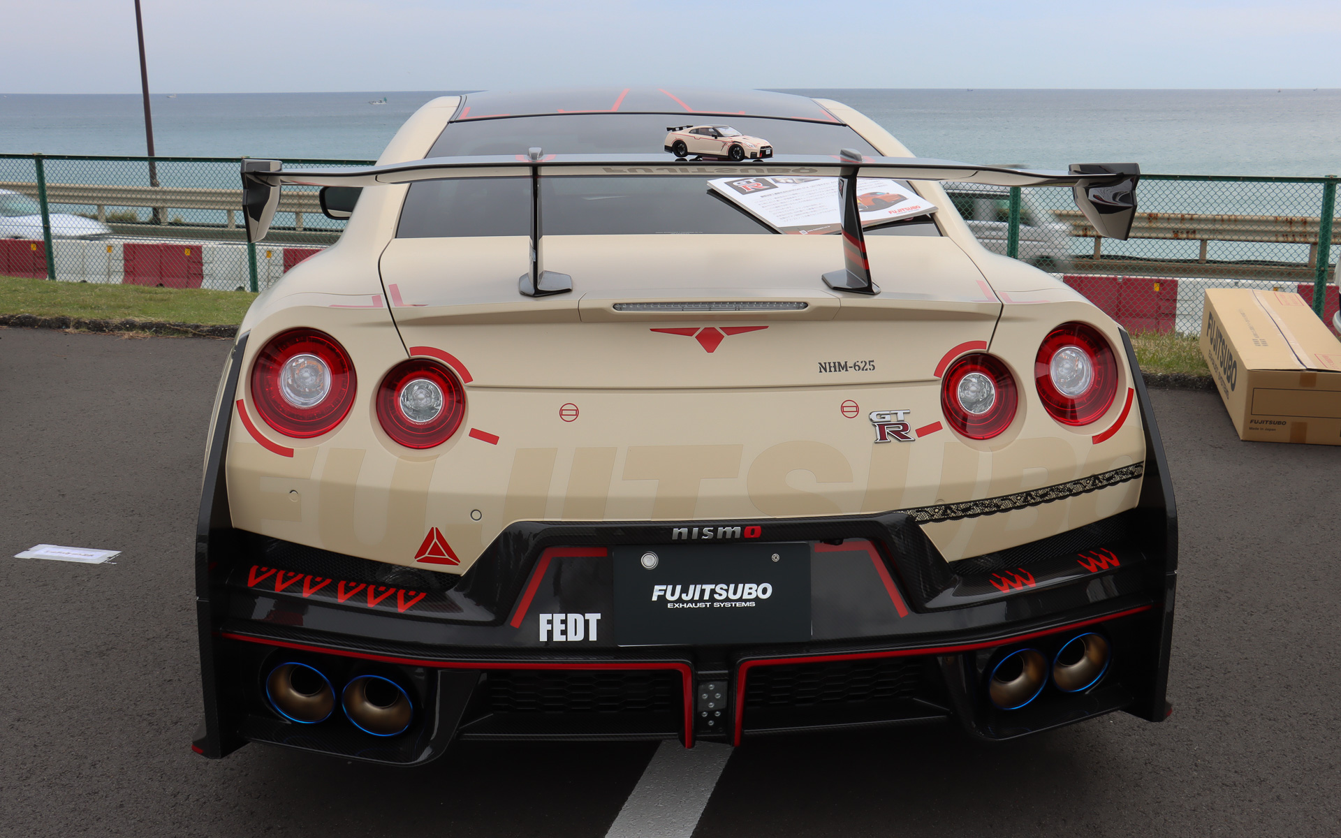 フジツボブースで車両展示されたGT-R NISMO