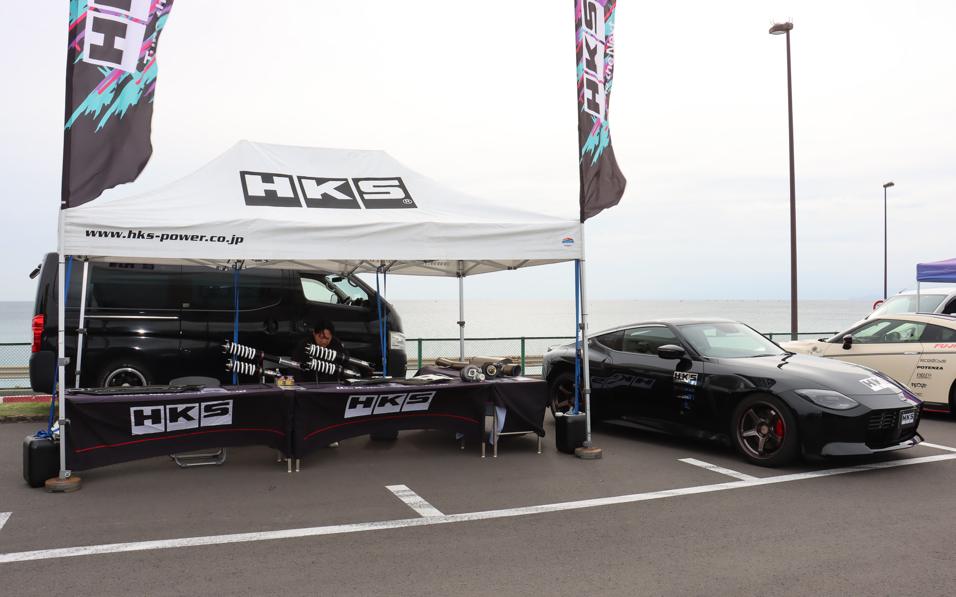 HKSブースではチューニングパーツなどを展示